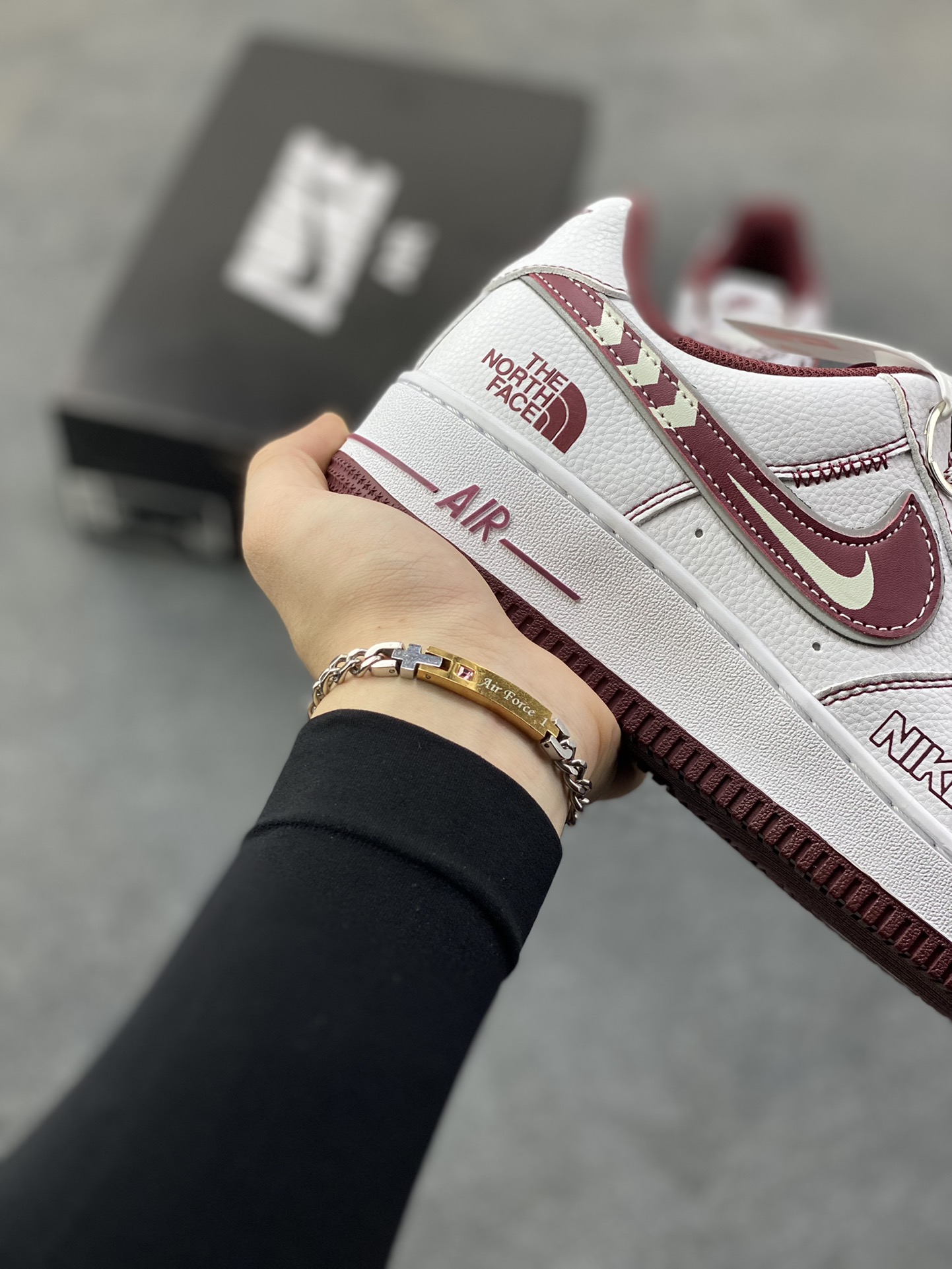 图片[6]-NIke Air Force 1 ‘07 Low “北面联名——白锈红”空军一号 低帮 运动鞋 休闲鞋 折边针车 工艺难度大 原楦头原纸板 原装鞋盒 定制五金配件 内置全掌气垫 原厂鞋底 货号：SU2305-141 尺码：36 36.5 37.5 38 38.5 39 40 40.5 41 42 42.5 43 44 44.5 45-选品中心