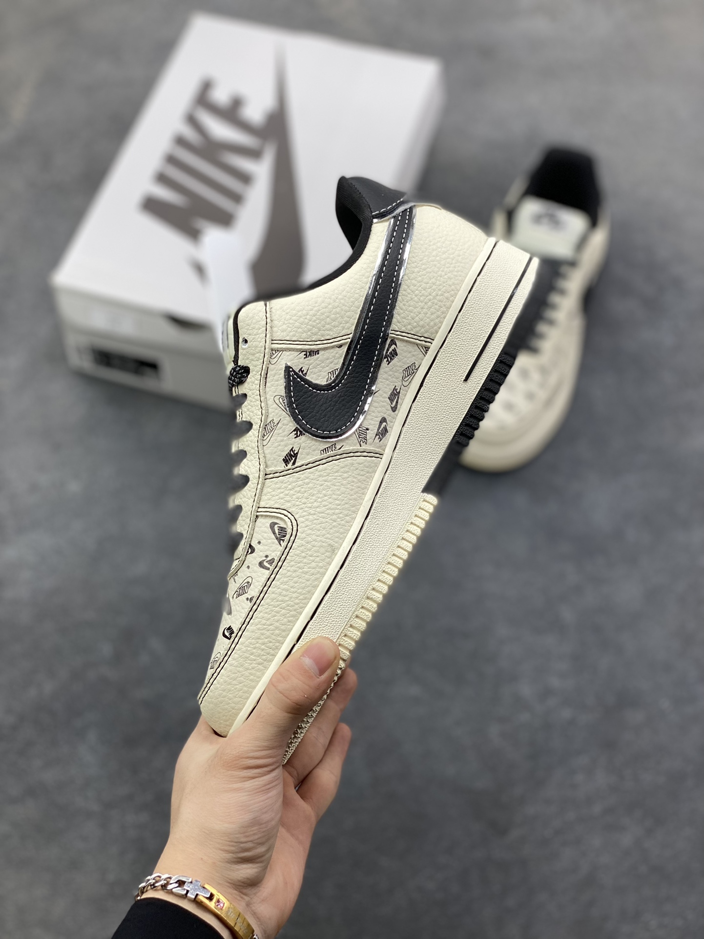 图片[3]-NIke Air Force 1 ‘07 Low “NIKE银-米黑印花”空军一号 低帮 运动鞋 休闲鞋 折边针车 工艺难度大 原楦头原纸板 原装鞋盒 定制五金配件 内置全掌气垫 原厂鞋底 货号：DF0188-109 尺码：36 36.5 37.5 38 38.5 39 40 40.5 41 42 42.5 43 44 44.5 45-选品中心