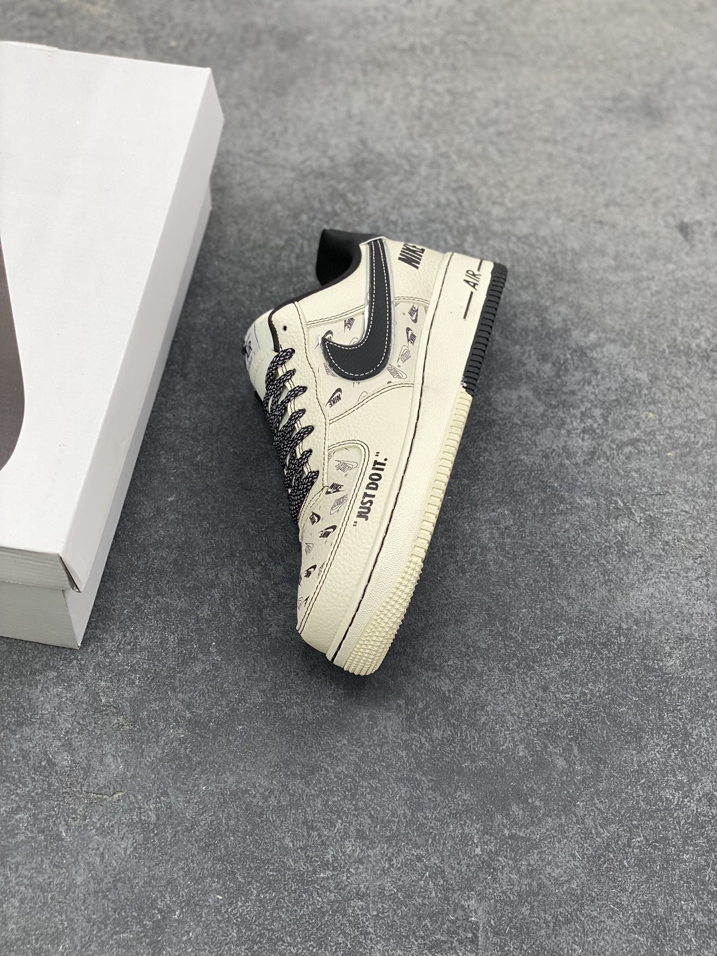 图片[7]-NIke Air Force 1 ‘07 Low “NIKE银-米黑印花”空军一号 低帮 运动鞋 休闲鞋 折边针车 工艺难度大 原楦头原纸板 原装鞋盒 定制五金配件 内置全掌气垫 原厂鞋底 货号：DF0188-109 尺码：36 36.5 37.5 38 38.5 39 40 40.5 41 42 42.5 43 44 44.5 45-选品中心
