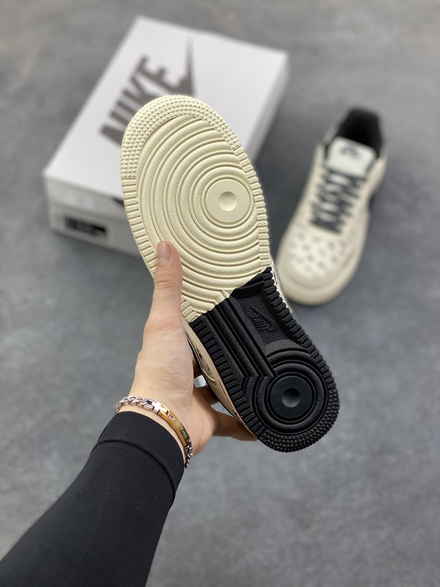 图片[5]-NIke Air Force 1 ‘07 Low “NIKE银-米黑印花”空军一号 低帮 运动鞋 休闲鞋 折边针车 工艺难度大 原楦头原纸板 原装鞋盒 定制五金配件 内置全掌气垫 原厂鞋底 货号：DF0188-109 尺码：36 36.5 37.5 38 38.5 39 40 40.5 41 42 42.5 43 44 44.5 45-选品中心