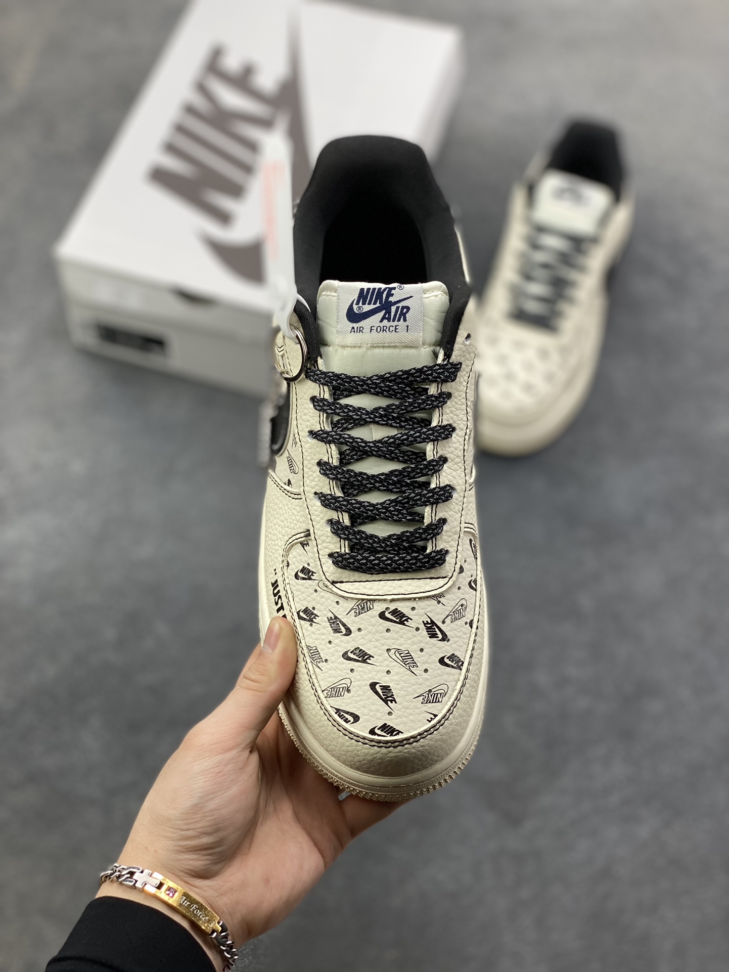 图片[2]-NIke Air Force 1 ‘07 Low “NIKE银-米黑印花”空军一号 低帮 运动鞋 休闲鞋 折边针车 工艺难度大 原楦头原纸板 原装鞋盒 定制五金配件 内置全掌气垫 原厂鞋底 货号：DF0188-109 尺码：36 36.5 37.5 38 38.5 39 40 40.5 41 42 42.5 43 44 44.5 45-选品中心