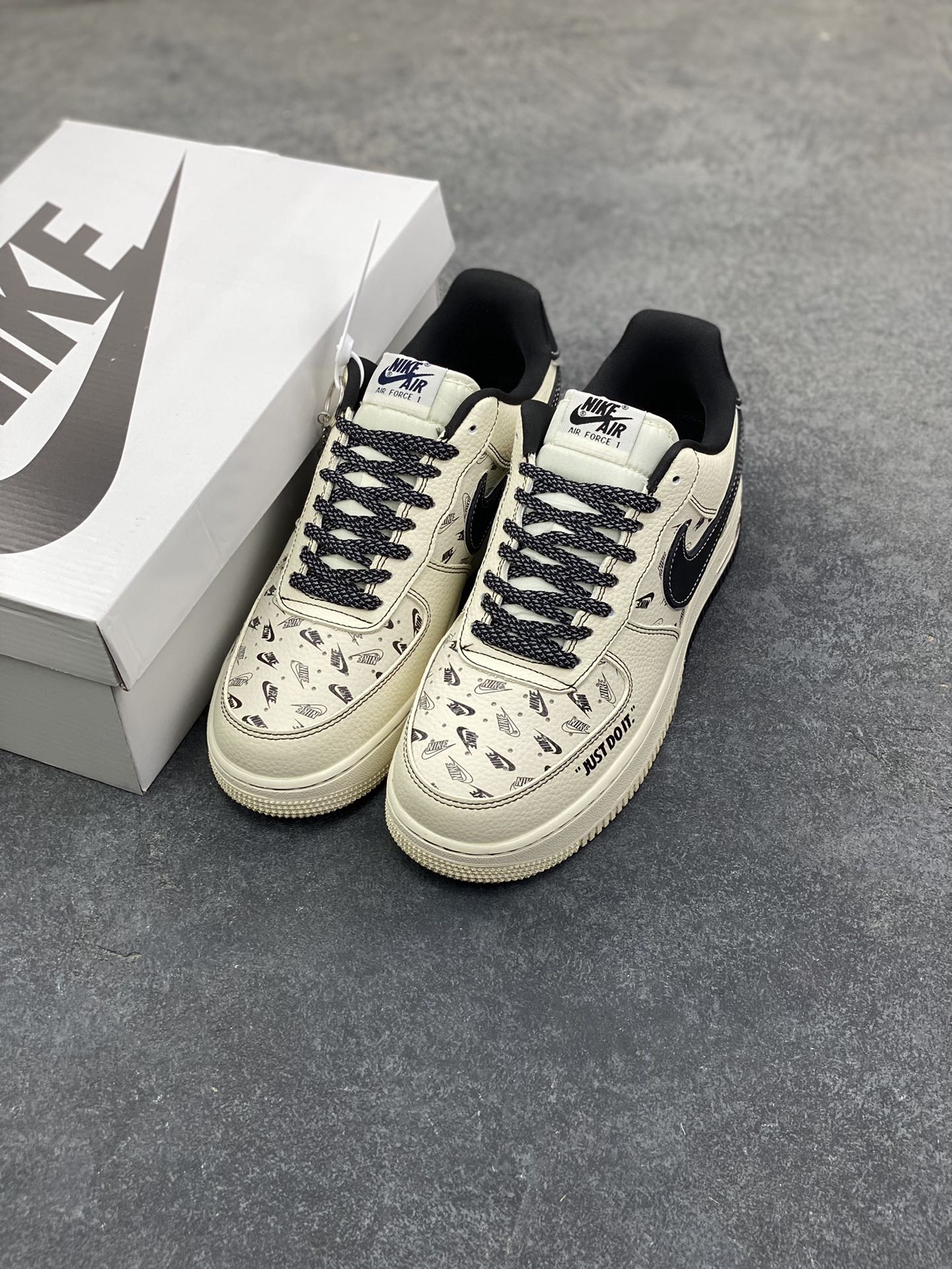 图片[8]-NIke Air Force 1 ‘07 Low “NIKE银-米黑印花”空军一号 低帮 运动鞋 休闲鞋 折边针车 工艺难度大 原楦头原纸板 原装鞋盒 定制五金配件 内置全掌气垫 原厂鞋底 货号：DF0188-109 尺码：36 36.5 37.5 38 38.5 39 40 40.5 41 42 42.5 43 44 44.5 45-选品中心