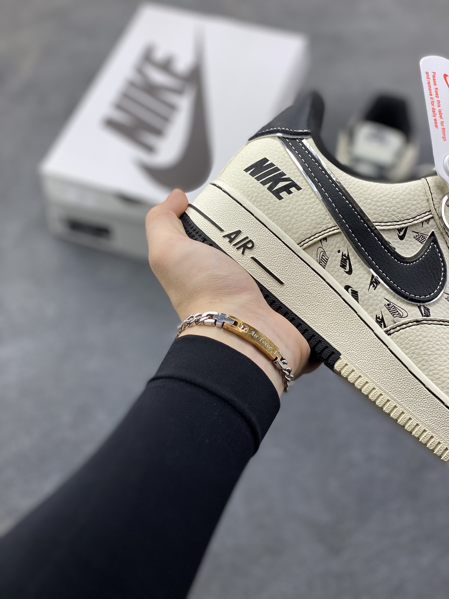 图片[6]-NIke Air Force 1 ‘07 Low “NIKE银-米黑印花”空军一号 低帮 运动鞋 休闲鞋 折边针车 工艺难度大 原楦头原纸板 原装鞋盒 定制五金配件 内置全掌气垫 原厂鞋底 货号：DF0188-109 尺码：36 36.5 37.5 38 38.5 39 40 40.5 41 42 42.5 43 44 44.5 45-选品中心