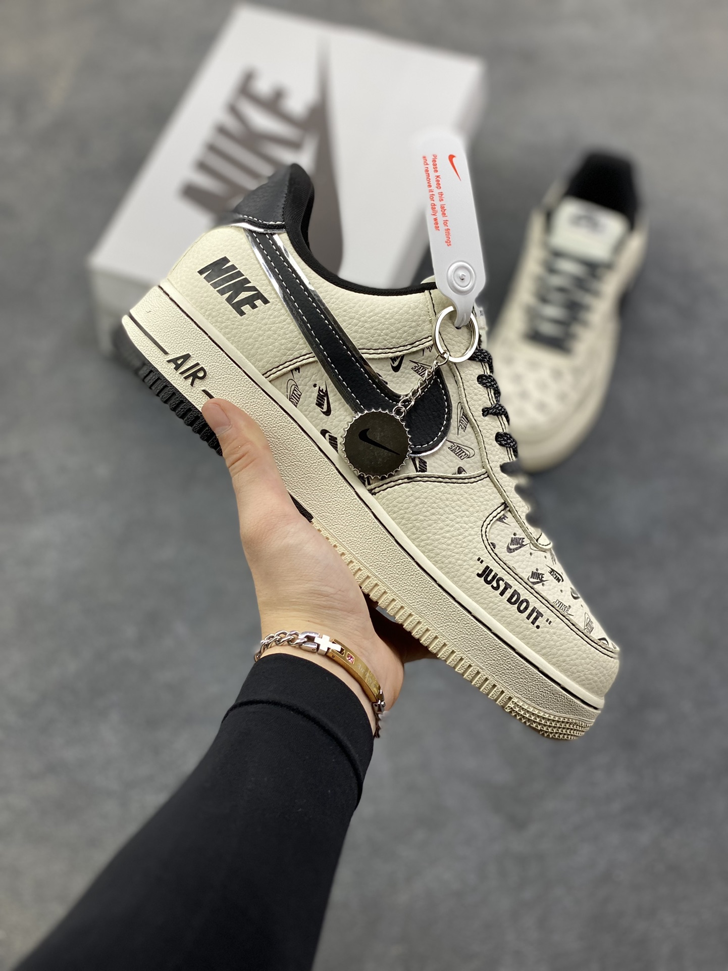 NIke Air Force 1 ‘07 Low “NIKE银-米黑印花”空军一号 低帮 运动鞋 休闲鞋 折边针车 工艺难度大 原楦头原纸板 原装鞋盒 定制五金配件 内置全掌气垫 原厂鞋底 货号：DF0188-109 尺码：36 36.5 37.5 38 38.5 39 40 40.5 41 42 42.5 43 44 44.5 45-选品中心