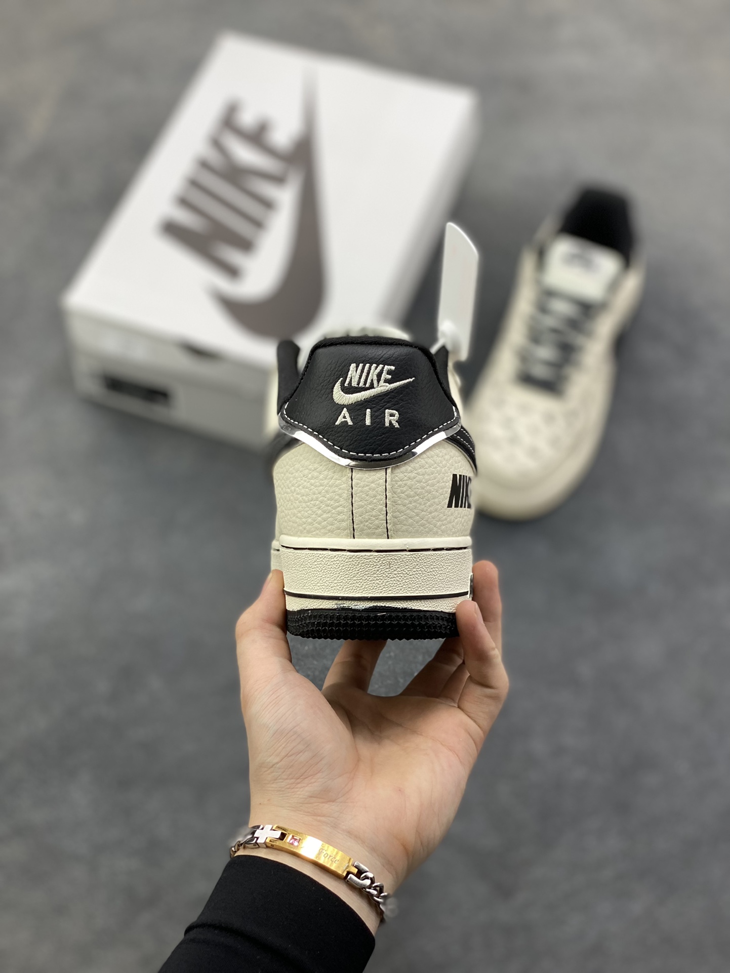 图片[4]-NIke Air Force 1 ‘07 Low “NIKE银-米黑印花”空军一号 低帮 运动鞋 休闲鞋 折边针车 工艺难度大 原楦头原纸板 原装鞋盒 定制五金配件 内置全掌气垫 原厂鞋底 货号：DF0188-109 尺码：36 36.5 37.5 38 38.5 39 40 40.5 41 42 42.5 43 44 44.5 45-选品中心