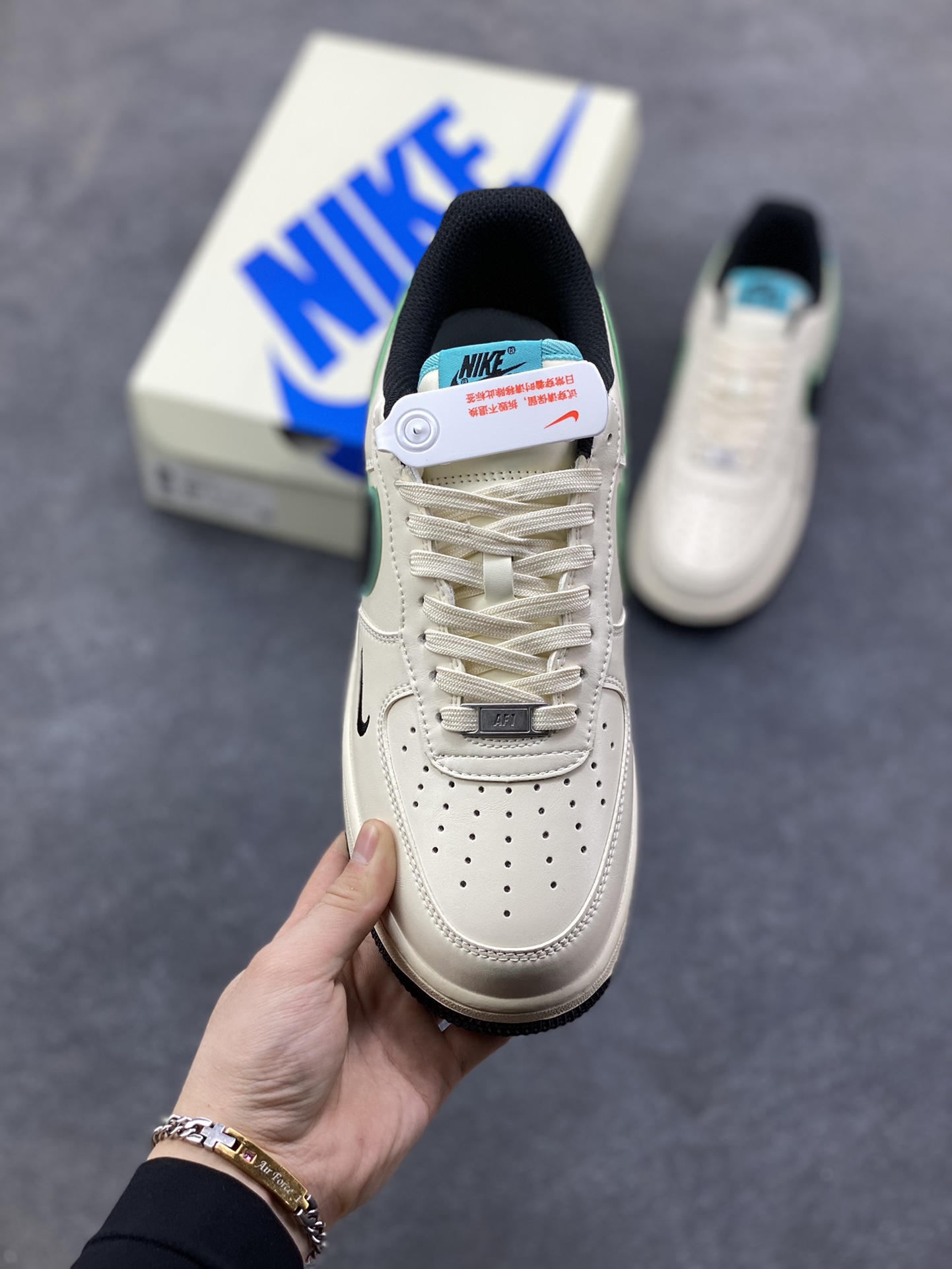 图片[2]-NIke Air Force 1 ‘07 LOW 杏白墨青 空军一号低帮 运动鞋 休闲鞋 折边针车 工艺难度大 原楦头原纸板 高端定制鞋盒 原厂鞋底 超高清洁度 头层皮 细节完美 货号：NH0601-583 尺码：36 36.5 37.5 38 38.5 39 40 40.5 41 42 42.5 43 44 44.5 45-选品中心