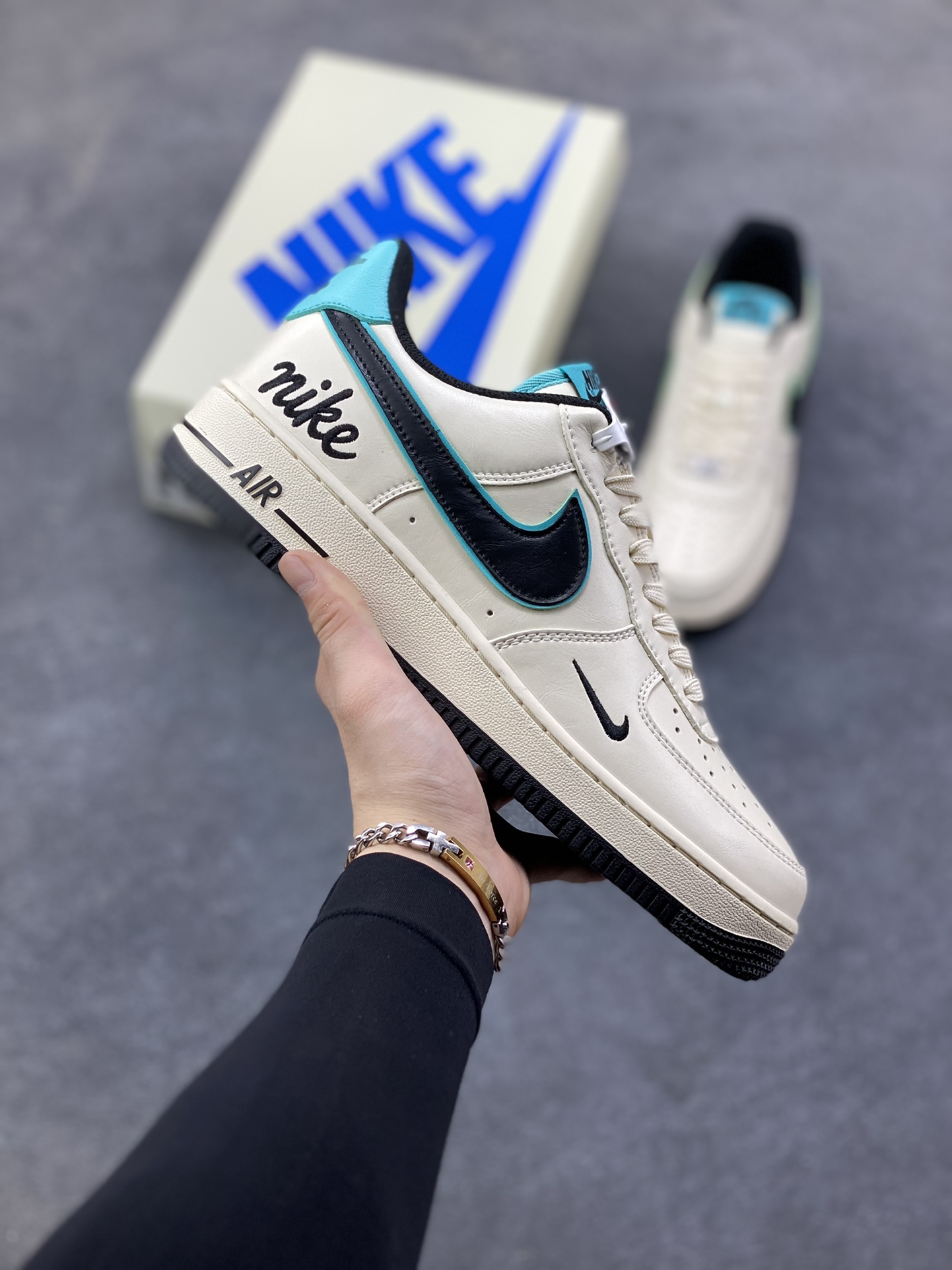 NIke Air Force 1 ‘07 LOW 杏白墨青 空军一号低帮 运动鞋 休闲鞋 折边针车 工艺难度大 原楦头原纸板 高端定制鞋盒 原厂鞋底 超高清洁度 头层皮 细节完美 货号：NH0601-583 尺码：36 36.5 37.5 38 38.5 39 40 40.5 41 42 42.5 43 44 44.5 45-选品中心