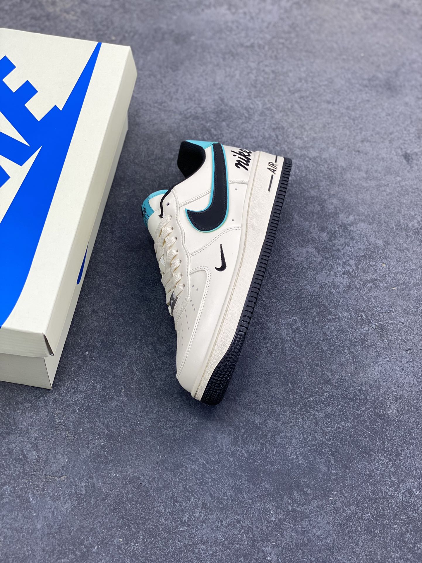 图片[7]-NIke Air Force 1 ‘07 LOW 杏白墨青 空军一号低帮 运动鞋 休闲鞋 折边针车 工艺难度大 原楦头原纸板 高端定制鞋盒 原厂鞋底 超高清洁度 头层皮 细节完美 货号：NH0601-583 尺码：36 36.5 37.5 38 38.5 39 40 40.5 41 42 42.5 43 44 44.5 45-选品中心