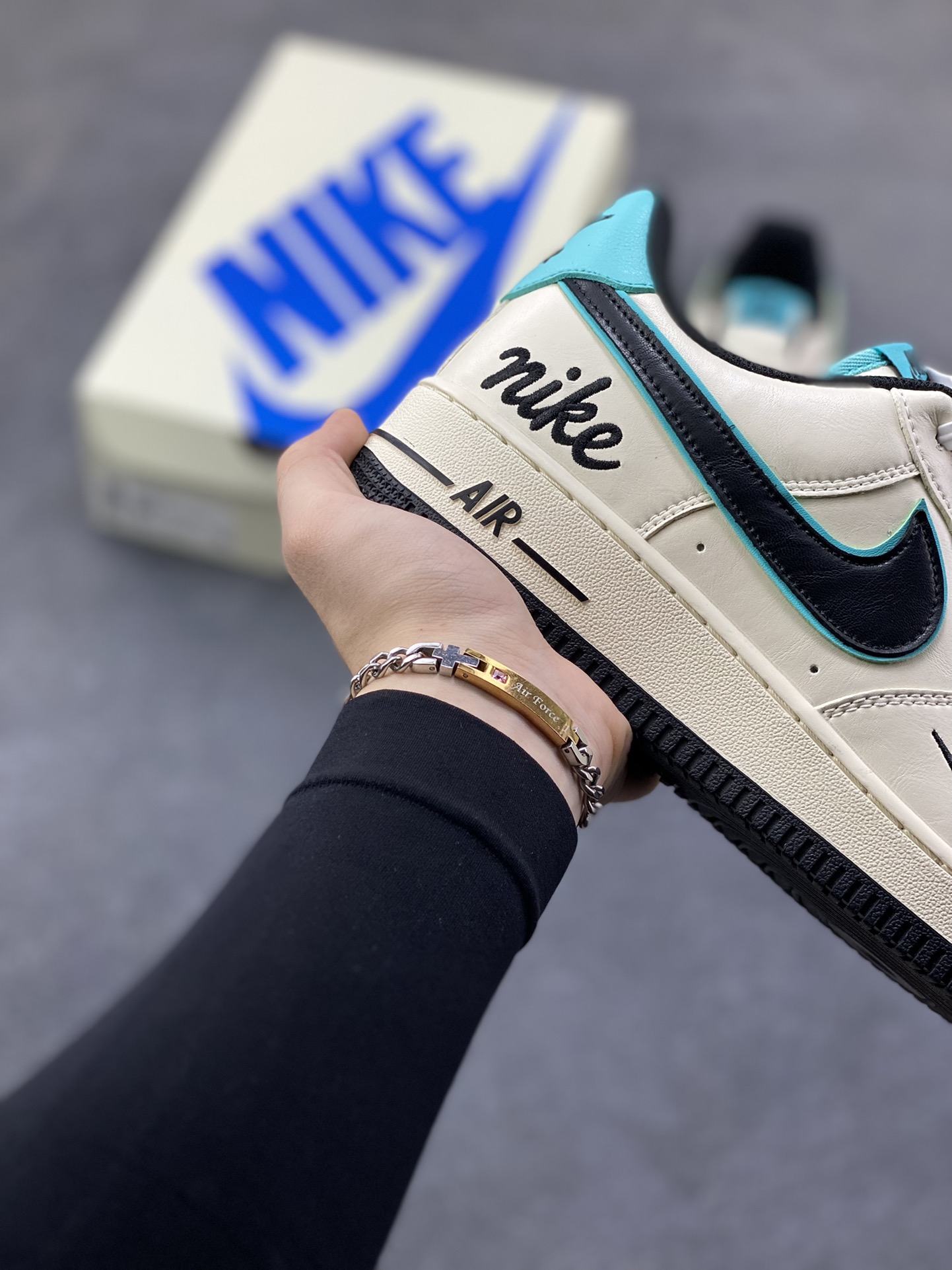 图片[6]-NIke Air Force 1 ‘07 LOW 杏白墨青 空军一号低帮 运动鞋 休闲鞋 折边针车 工艺难度大 原楦头原纸板 高端定制鞋盒 原厂鞋底 超高清洁度 头层皮 细节完美 货号：NH0601-583 尺码：36 36.5 37.5 38 38.5 39 40 40.5 41 42 42.5 43 44 44.5 45-选品中心