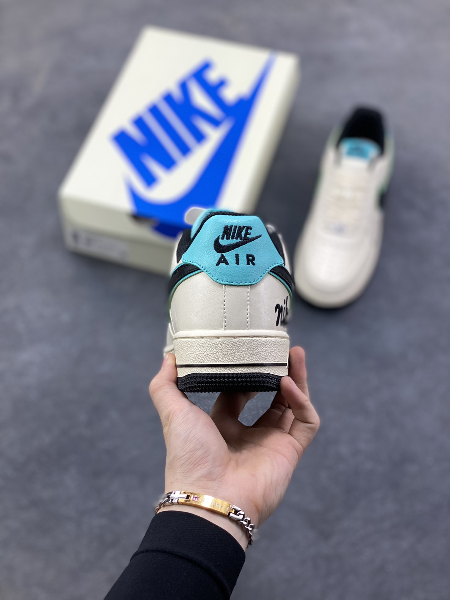 图片[4]-NIke Air Force 1 ‘07 LOW 杏白墨青 空军一号低帮 运动鞋 休闲鞋 折边针车 工艺难度大 原楦头原纸板 高端定制鞋盒 原厂鞋底 超高清洁度 头层皮 细节完美 货号：NH0601-583 尺码：36 36.5 37.5 38 38.5 39 40 40.5 41 42 42.5 43 44 44.5 45-选品中心