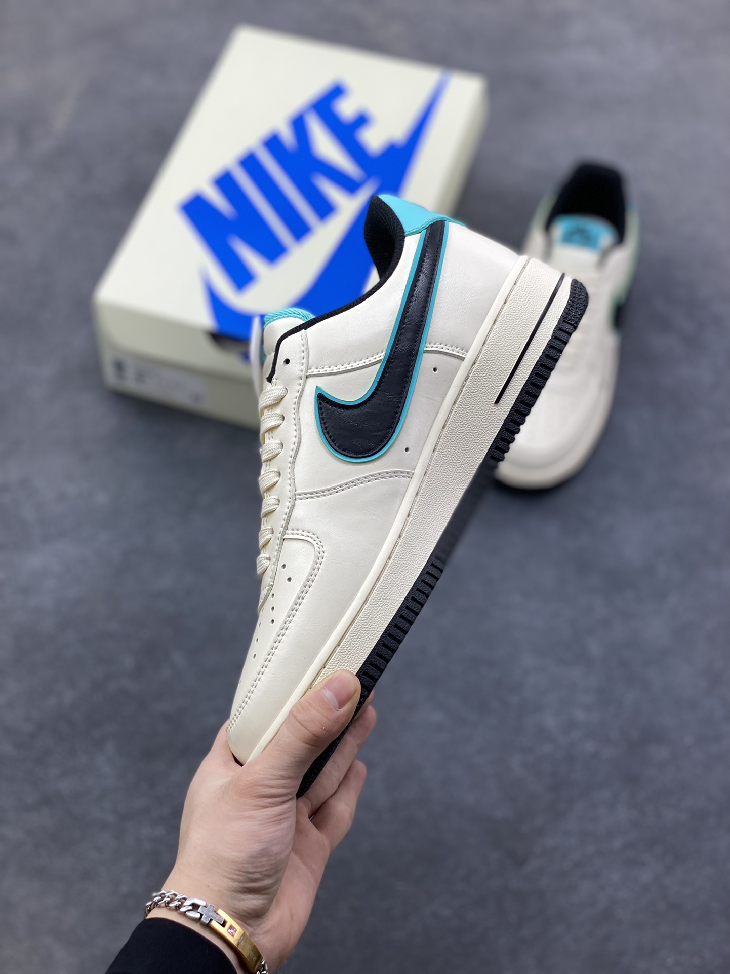 图片[3]-NIke Air Force 1 ‘07 LOW 杏白墨青 空军一号低帮 运动鞋 休闲鞋 折边针车 工艺难度大 原楦头原纸板 高端定制鞋盒 原厂鞋底 超高清洁度 头层皮 细节完美 货号：NH0601-583 尺码：36 36.5 37.5 38 38.5 39 40 40.5 41 42 42.5 43 44 44.5 45-选品中心