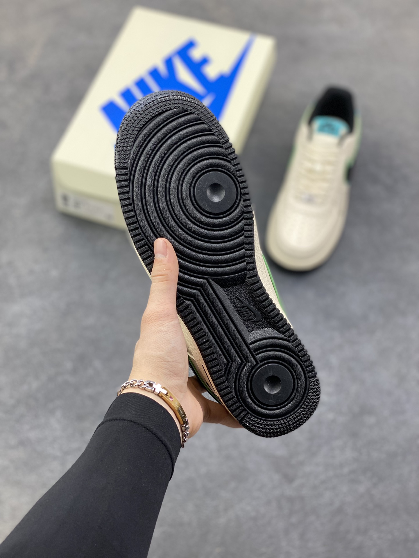 图片[5]-NIke Air Force 1 ‘07 LOW 杏白墨青 空军一号低帮 运动鞋 休闲鞋 折边针车 工艺难度大 原楦头原纸板 高端定制鞋盒 原厂鞋底 超高清洁度 头层皮 细节完美 货号：NH0601-583 尺码：36 36.5 37.5 38 38.5 39 40 40.5 41 42 42.5 43 44 44.5 45-选品中心