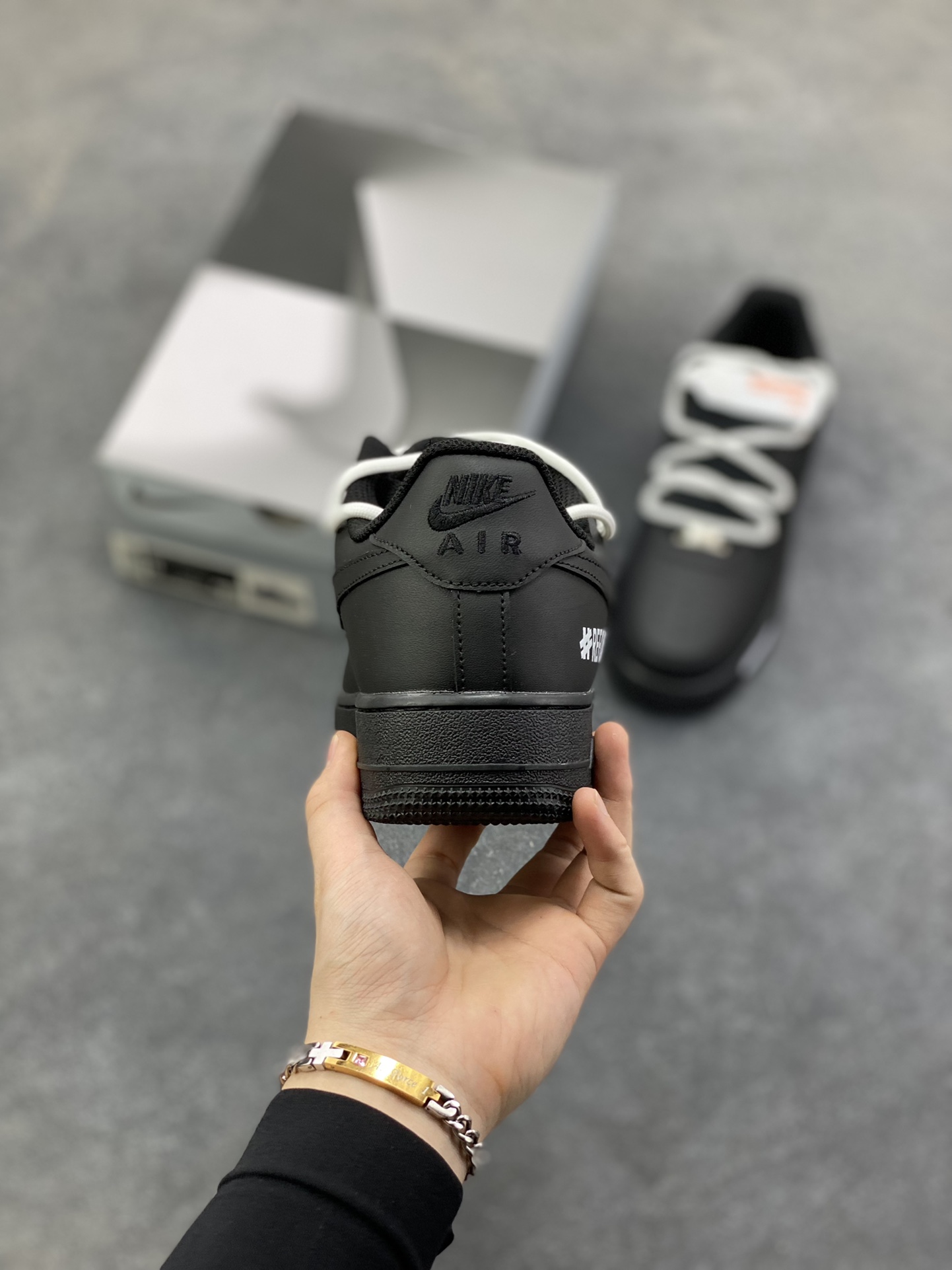 图片[4]-订制空军一号板鞋 该定制版球鞋选用原鞋款为Nike Air Force 1‘07空军一号，主打“黑武士”配色，鞋身通体采用哑光黑材质，搭配白色鞋带加鞋边不规则白漆点缀，形成“黑底白痕”的视觉反差，风格简约又带点随性的“做旧/手绘感”。 货号：DB2024-010 尺码：36 36.5 37.5 38 38.5 39 40 40.5 41 42 42.5 43 44 44.5 45-选品中心