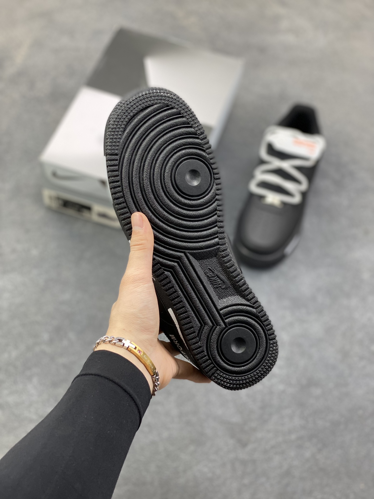 图片[5]-订制空军一号板鞋 该定制版球鞋选用原鞋款为Nike Air Force 1‘07空军一号，主打“黑武士”配色，鞋身通体采用哑光黑材质，搭配白色鞋带加鞋边不规则白漆点缀，形成“黑底白痕”的视觉反差，风格简约又带点随性的“做旧/手绘感”。 货号：DB2024-010 尺码：36 36.5 37.5 38 38.5 39 40 40.5 41 42 42.5 43 44 44.5 45-选品中心