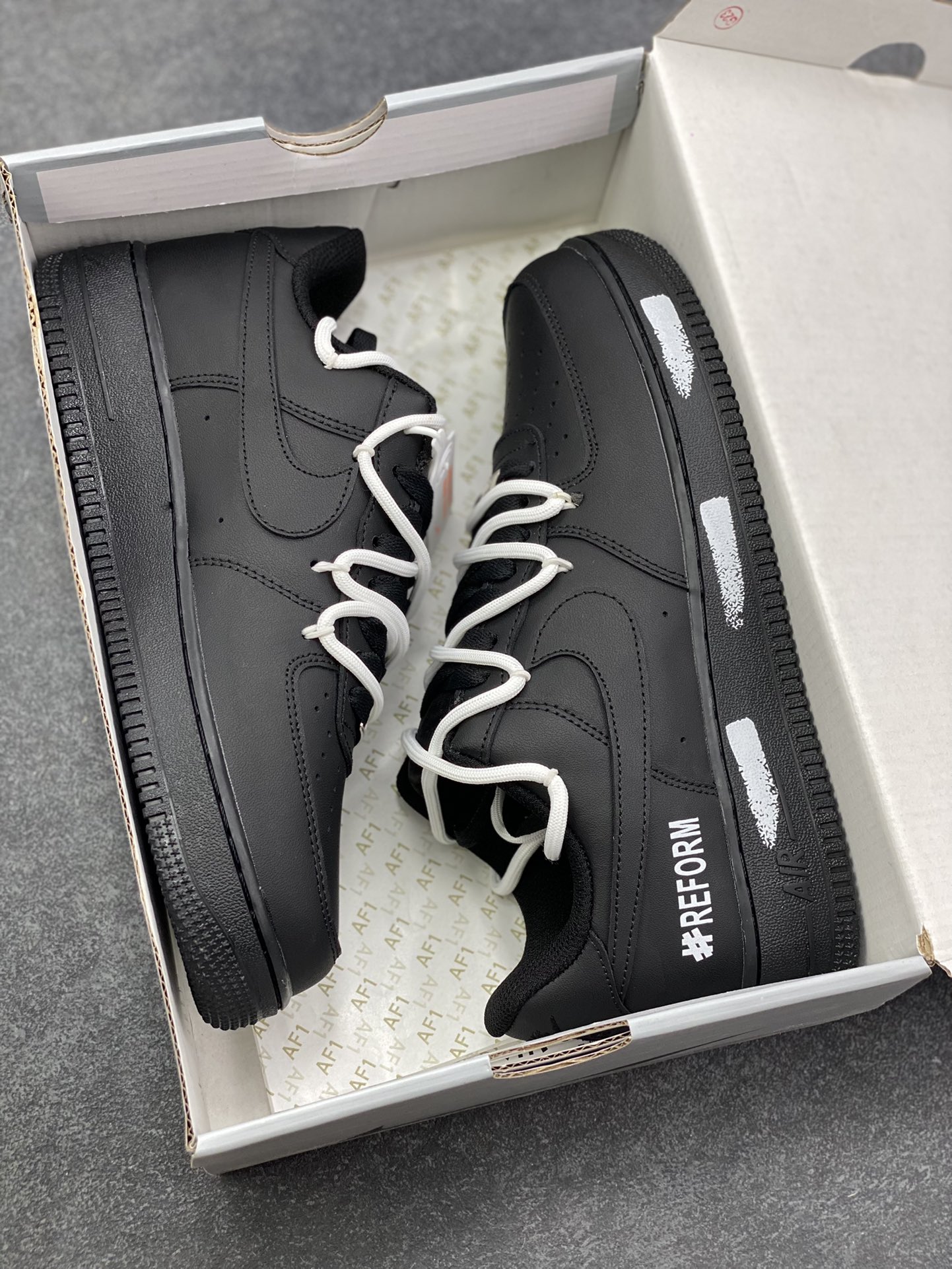 图片[9]-订制空军一号板鞋 该定制版球鞋选用原鞋款为Nike Air Force 1‘07空军一号，主打“黑武士”配色，鞋身通体采用哑光黑材质，搭配白色鞋带加鞋边不规则白漆点缀，形成“黑底白痕”的视觉反差，风格简约又带点随性的“做旧/手绘感”。 货号：DB2024-010 尺码：36 36.5 37.5 38 38.5 39 40 40.5 41 42 42.5 43 44 44.5 45-选品中心