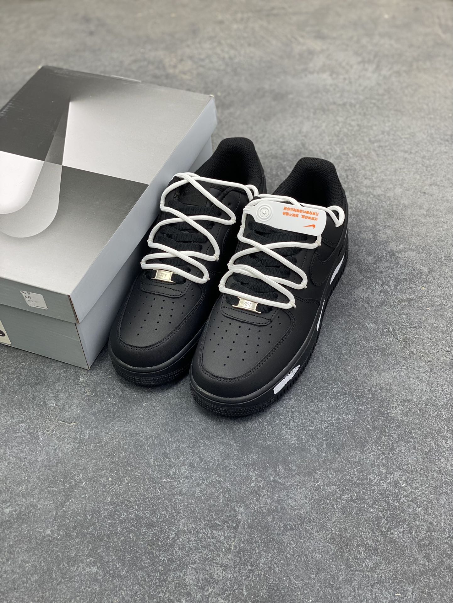 图片[8]-订制空军一号板鞋 该定制版球鞋选用原鞋款为Nike Air Force 1‘07空军一号，主打“黑武士”配色，鞋身通体采用哑光黑材质，搭配白色鞋带加鞋边不规则白漆点缀，形成“黑底白痕”的视觉反差，风格简约又带点随性的“做旧/手绘感”。 货号：DB2024-010 尺码：36 36.5 37.5 38 38.5 39 40 40.5 41 42 42.5 43 44 44.5 45-选品中心