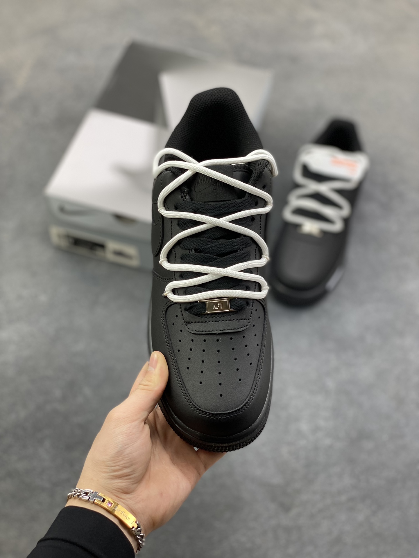 图片[2]-订制空军一号板鞋 该定制版球鞋选用原鞋款为Nike Air Force 1‘07空军一号，主打“黑武士”配色，鞋身通体采用哑光黑材质，搭配白色鞋带加鞋边不规则白漆点缀，形成“黑底白痕”的视觉反差，风格简约又带点随性的“做旧/手绘感”。 货号：DB2024-010 尺码：36 36.5 37.5 38 38.5 39 40 40.5 41 42 42.5 43 44 44.5 45-选品中心