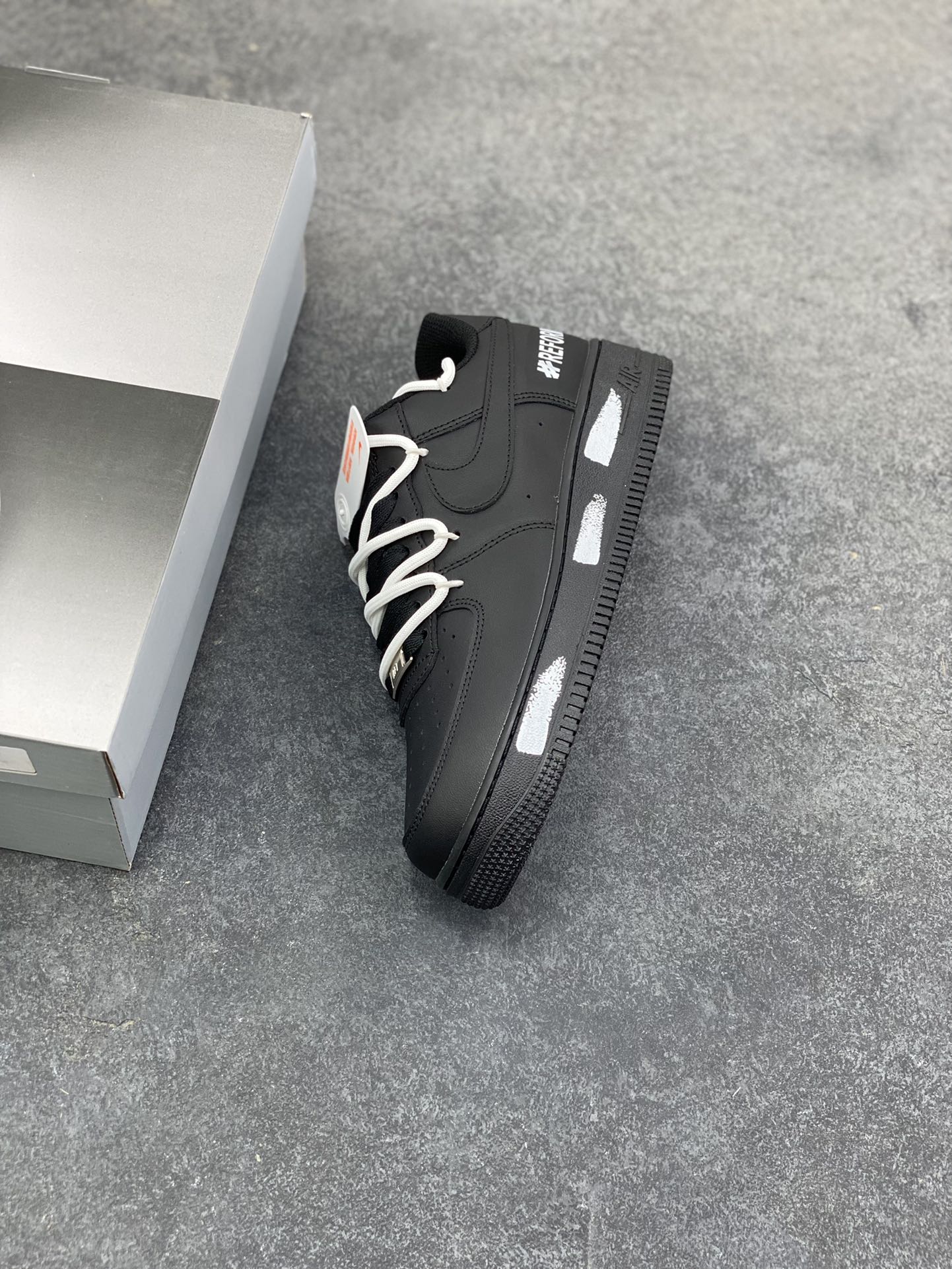 图片[7]-订制空军一号板鞋 该定制版球鞋选用原鞋款为Nike Air Force 1‘07空军一号，主打“黑武士”配色，鞋身通体采用哑光黑材质，搭配白色鞋带加鞋边不规则白漆点缀，形成“黑底白痕”的视觉反差，风格简约又带点随性的“做旧/手绘感”。 货号：DB2024-010 尺码：36 36.5 37.5 38 38.5 39 40 40.5 41 42 42.5 43 44 44.5 45-选品中心