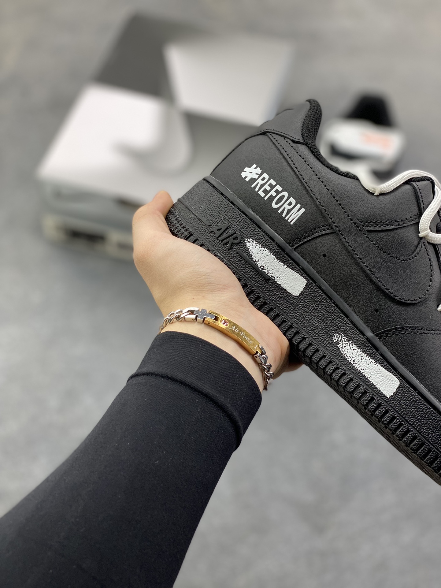 图片[6]-订制空军一号板鞋 该定制版球鞋选用原鞋款为Nike Air Force 1‘07空军一号，主打“黑武士”配色，鞋身通体采用哑光黑材质，搭配白色鞋带加鞋边不规则白漆点缀，形成“黑底白痕”的视觉反差，风格简约又带点随性的“做旧/手绘感”。 货号：DB2024-010 尺码：36 36.5 37.5 38 38.5 39 40 40.5 41 42 42.5 43 44 44.5 45-选品中心