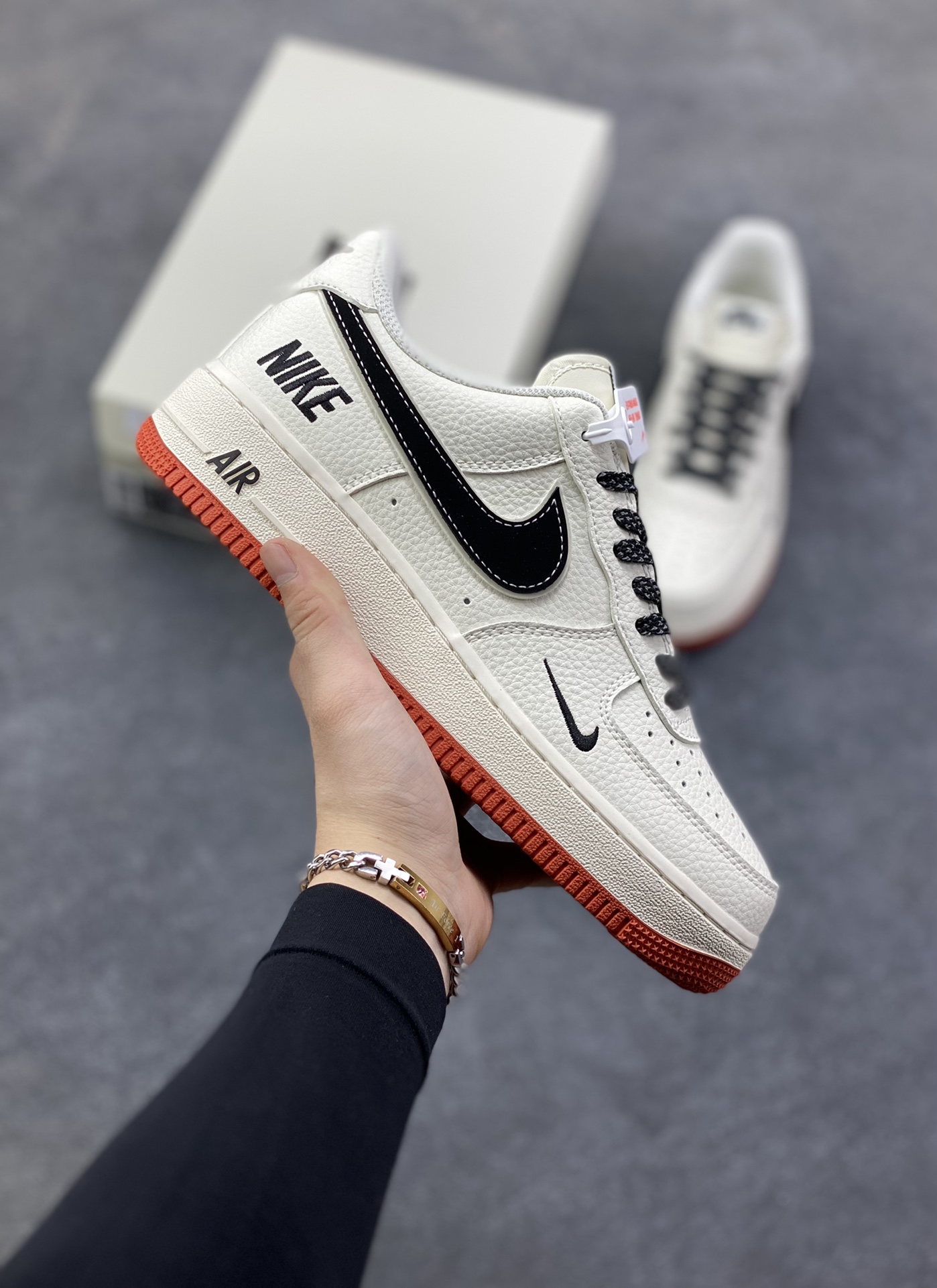 Nike Air Force 1 ‘07 Low “多勾米橙” 空军一号 高端定制 低帮 运动鞋 采用米白色头层皮革打造鞋身，搭配黑色多勾标识，鞋底边缘点缀复古橙红细节，兼具辨识度与复古质感。鞋款延续Air Force 1标志性全掌气垫设计，兼顾脚感舒适与日常穿搭适配性；鞋面采用荔枝纹皮革工艺 货号：CS5288-021 尺码：36 36.5 37.5 38 38.5 39 40 40.5 41 42 42.5 43 44 44.5 45-选品中心