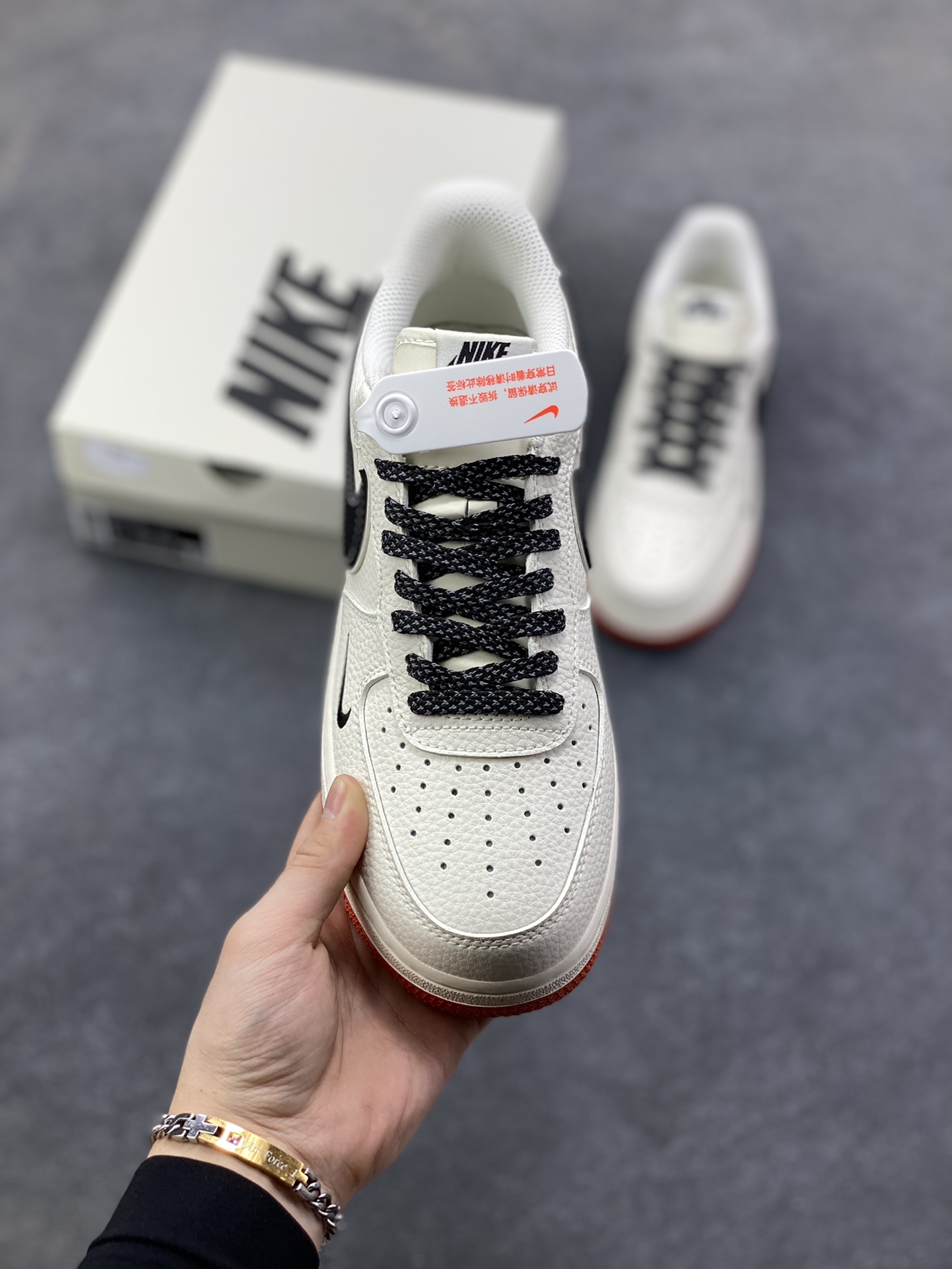 图片[2]-Nike Air Force 1 ‘07 Low “多勾米橙” 空军一号 高端定制 低帮 运动鞋 采用米白色头层皮革打造鞋身，搭配黑色多勾标识，鞋底边缘点缀复古橙红细节，兼具辨识度与复古质感。鞋款延续Air Force 1标志性全掌气垫设计，兼顾脚感舒适与日常穿搭适配性；鞋面采用荔枝纹皮革工艺 货号：CS5288-021 尺码：36 36.5 37.5 38 38.5 39 40 40.5 41 42 42.5 43 44 44.5 45-选品中心