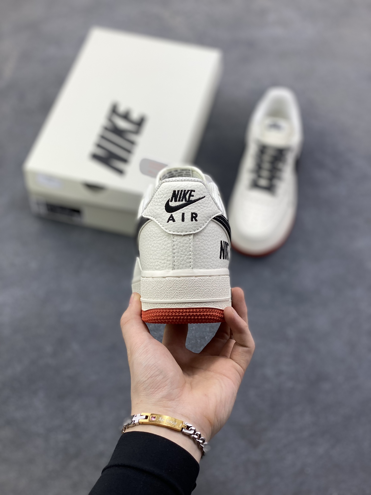 图片[4]-Nike Air Force 1 ‘07 Low “多勾米橙” 空军一号 高端定制 低帮 运动鞋 采用米白色头层皮革打造鞋身，搭配黑色多勾标识，鞋底边缘点缀复古橙红细节，兼具辨识度与复古质感。鞋款延续Air Force 1标志性全掌气垫设计，兼顾脚感舒适与日常穿搭适配性；鞋面采用荔枝纹皮革工艺 货号：CS5288-021 尺码：36 36.5 37.5 38 38.5 39 40 40.5 41 42 42.5 43 44 44.5 45-选品中心