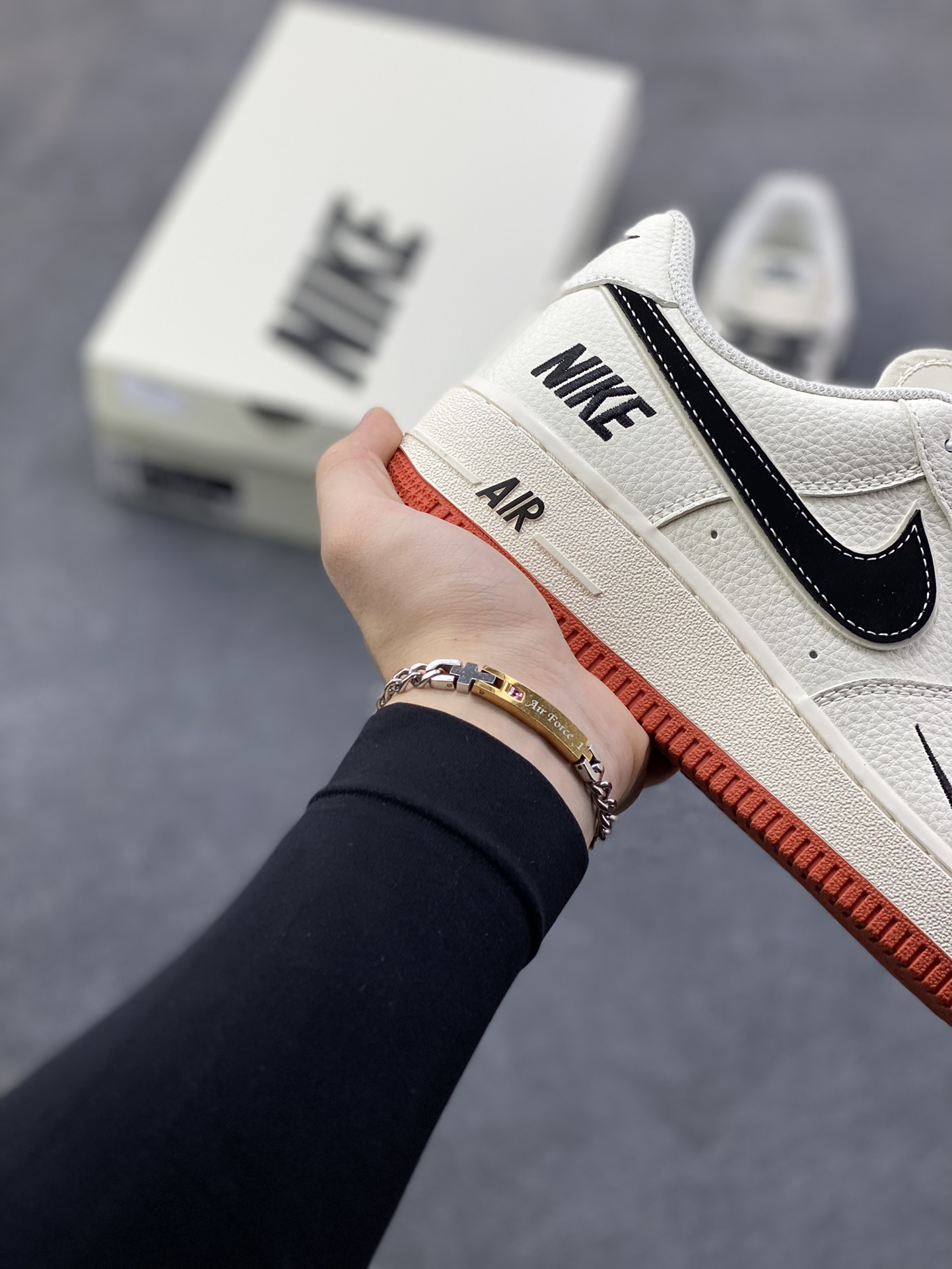 图片[6]-Nike Air Force 1 ‘07 Low “多勾米橙” 空军一号 高端定制 低帮 运动鞋 采用米白色头层皮革打造鞋身，搭配黑色多勾标识，鞋底边缘点缀复古橙红细节，兼具辨识度与复古质感。鞋款延续Air Force 1标志性全掌气垫设计，兼顾脚感舒适与日常穿搭适配性；鞋面采用荔枝纹皮革工艺 货号：CS5288-021 尺码：36 36.5 37.5 38 38.5 39 40 40.5 41 42 42.5 43 44 44.5 45-选品中心