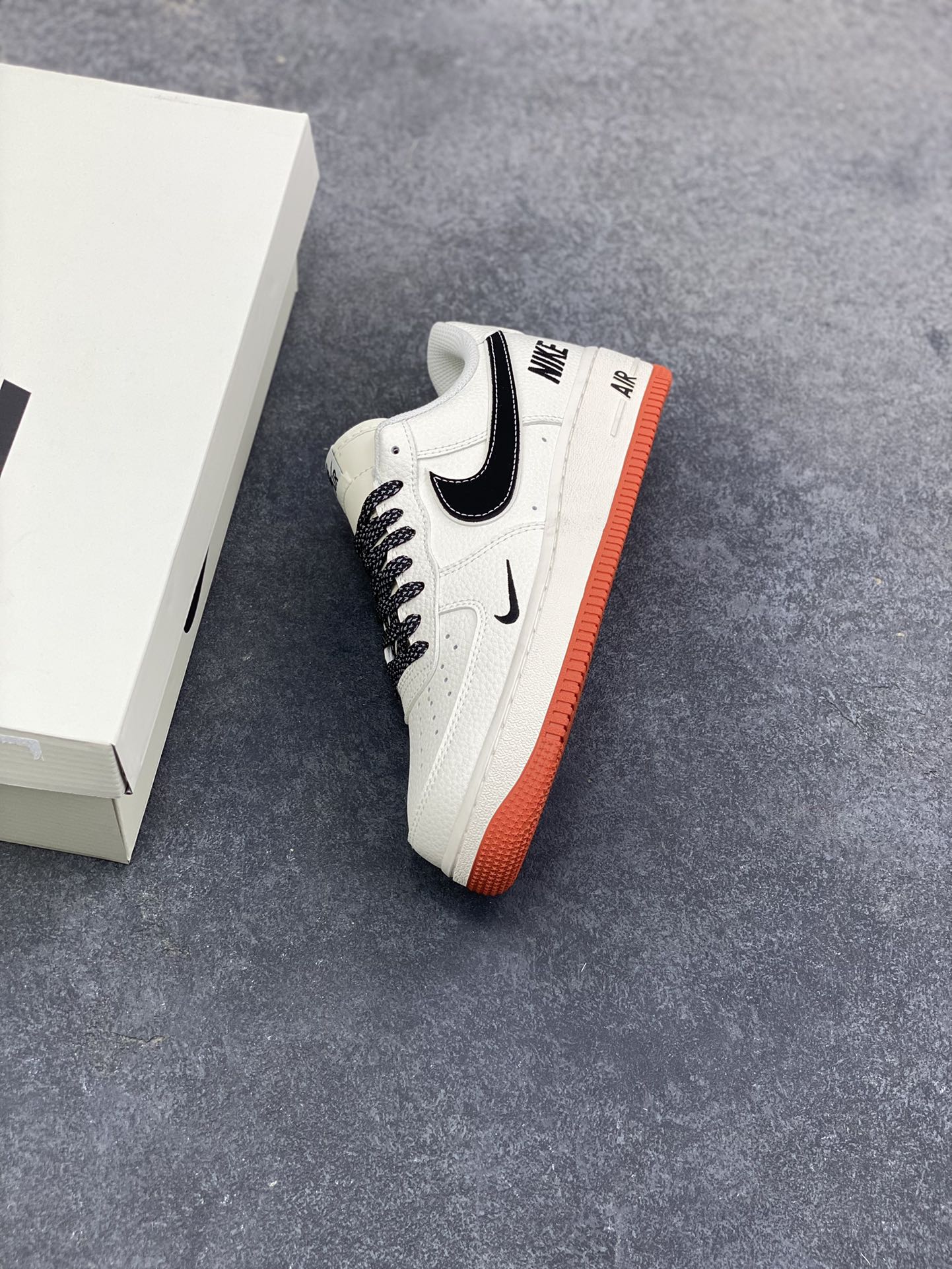 图片[7]-Nike Air Force 1 ‘07 Low “多勾米橙” 空军一号 高端定制 低帮 运动鞋 采用米白色头层皮革打造鞋身，搭配黑色多勾标识，鞋底边缘点缀复古橙红细节，兼具辨识度与复古质感。鞋款延续Air Force 1标志性全掌气垫设计，兼顾脚感舒适与日常穿搭适配性；鞋面采用荔枝纹皮革工艺 货号：CS5288-021 尺码：36 36.5 37.5 38 38.5 39 40 40.5 41 42 42.5 43 44 44.5 45-选品中心