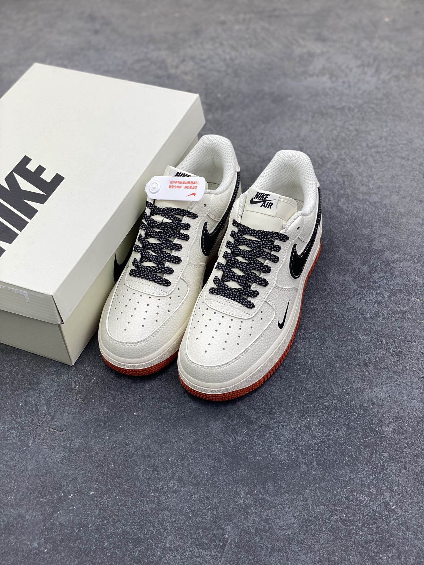 图片[8]-Nike Air Force 1 ‘07 Low “多勾米橙” 空军一号 高端定制 低帮 运动鞋 采用米白色头层皮革打造鞋身，搭配黑色多勾标识，鞋底边缘点缀复古橙红细节，兼具辨识度与复古质感。鞋款延续Air Force 1标志性全掌气垫设计，兼顾脚感舒适与日常穿搭适配性；鞋面采用荔枝纹皮革工艺 货号：CS5288-021 尺码：36 36.5 37.5 38 38.5 39 40 40.5 41 42 42.5 43 44 44.5 45-选品中心