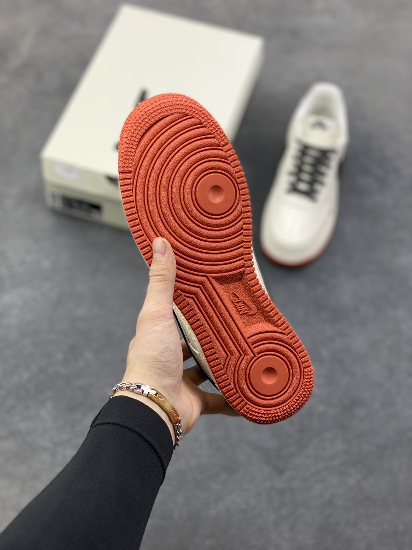 图片[5]-Nike Air Force 1 ‘07 Low “多勾米橙” 空军一号 高端定制 低帮 运动鞋 采用米白色头层皮革打造鞋身，搭配黑色多勾标识，鞋底边缘点缀复古橙红细节，兼具辨识度与复古质感。鞋款延续Air Force 1标志性全掌气垫设计，兼顾脚感舒适与日常穿搭适配性；鞋面采用荔枝纹皮革工艺 货号：CS5288-021 尺码：36 36.5 37.5 38 38.5 39 40 40.5 41 42 42.5 43 44 44.5 45-选品中心