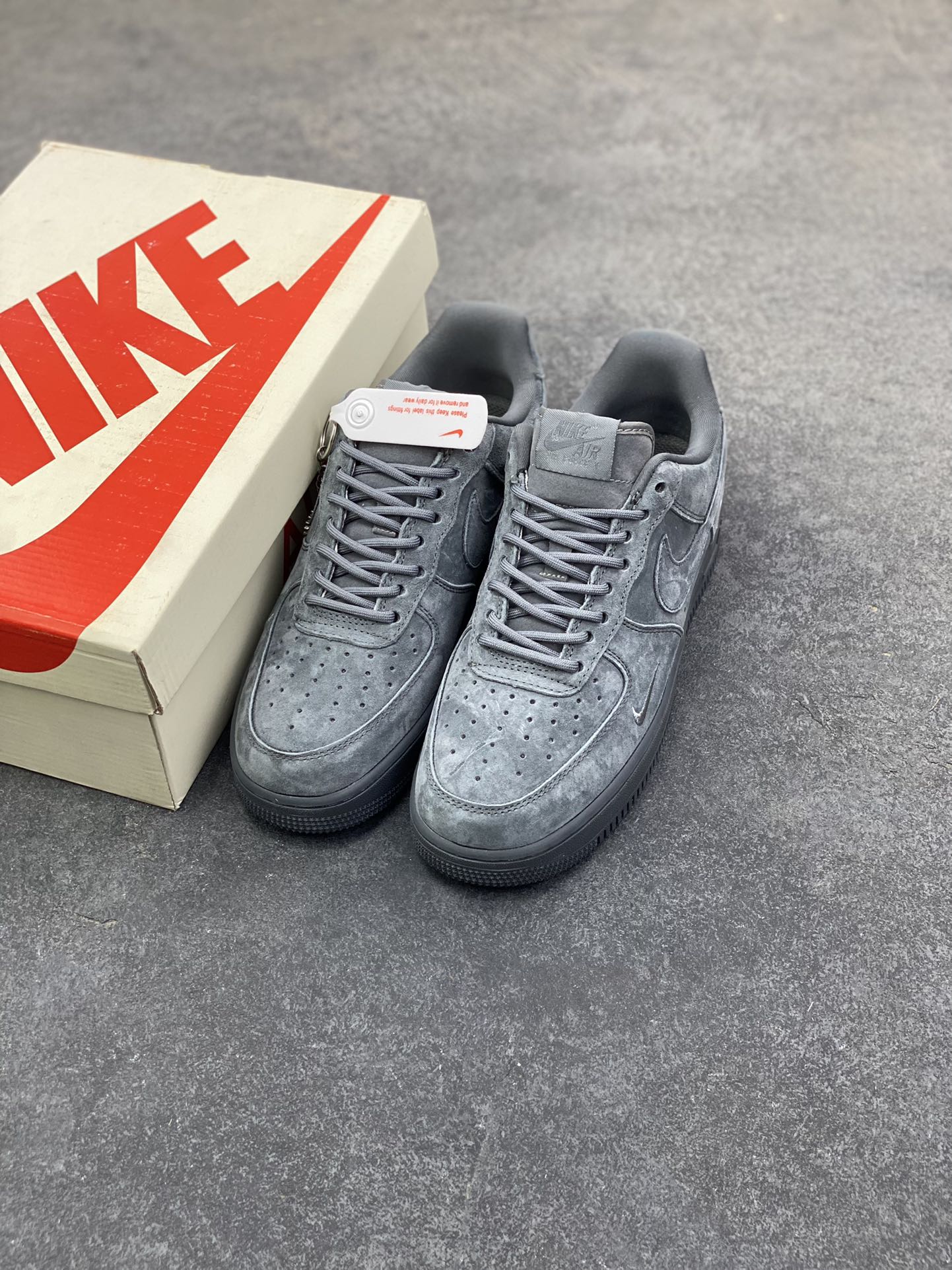 图片[8]-Nike Air Force 1 ‘07 Low “Supreme联名——全猪八”空军一号 高端定制 低帮 运动鞋 休闲鞋 折边针车 工艺难度大 原楦头原纸板 原装鞋盒 定制五金配件 内置全掌气垫 原厂鞋底 货号：DF0188-115 尺码：36 36.5 37.5 38 38.5 39 40 40.5 41 42 42.5 43 44 44.5 45-选品中心