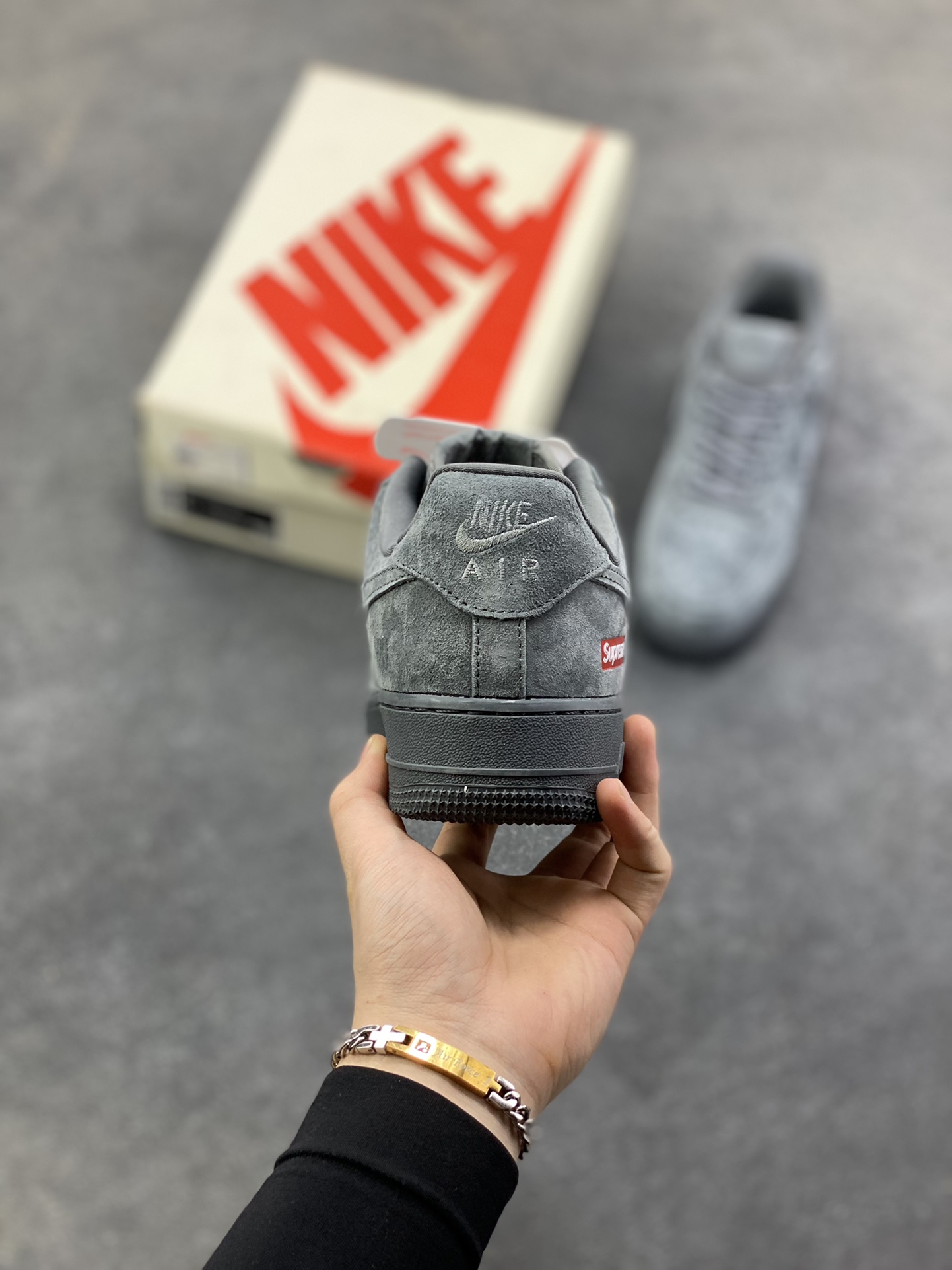 图片[4]-Nike Air Force 1 ‘07 Low “Supreme联名——全猪八”空军一号 高端定制 低帮 运动鞋 休闲鞋 折边针车 工艺难度大 原楦头原纸板 原装鞋盒 定制五金配件 内置全掌气垫 原厂鞋底 货号：DF0188-115 尺码：36 36.5 37.5 38 38.5 39 40 40.5 41 42 42.5 43 44 44.5 45-选品中心