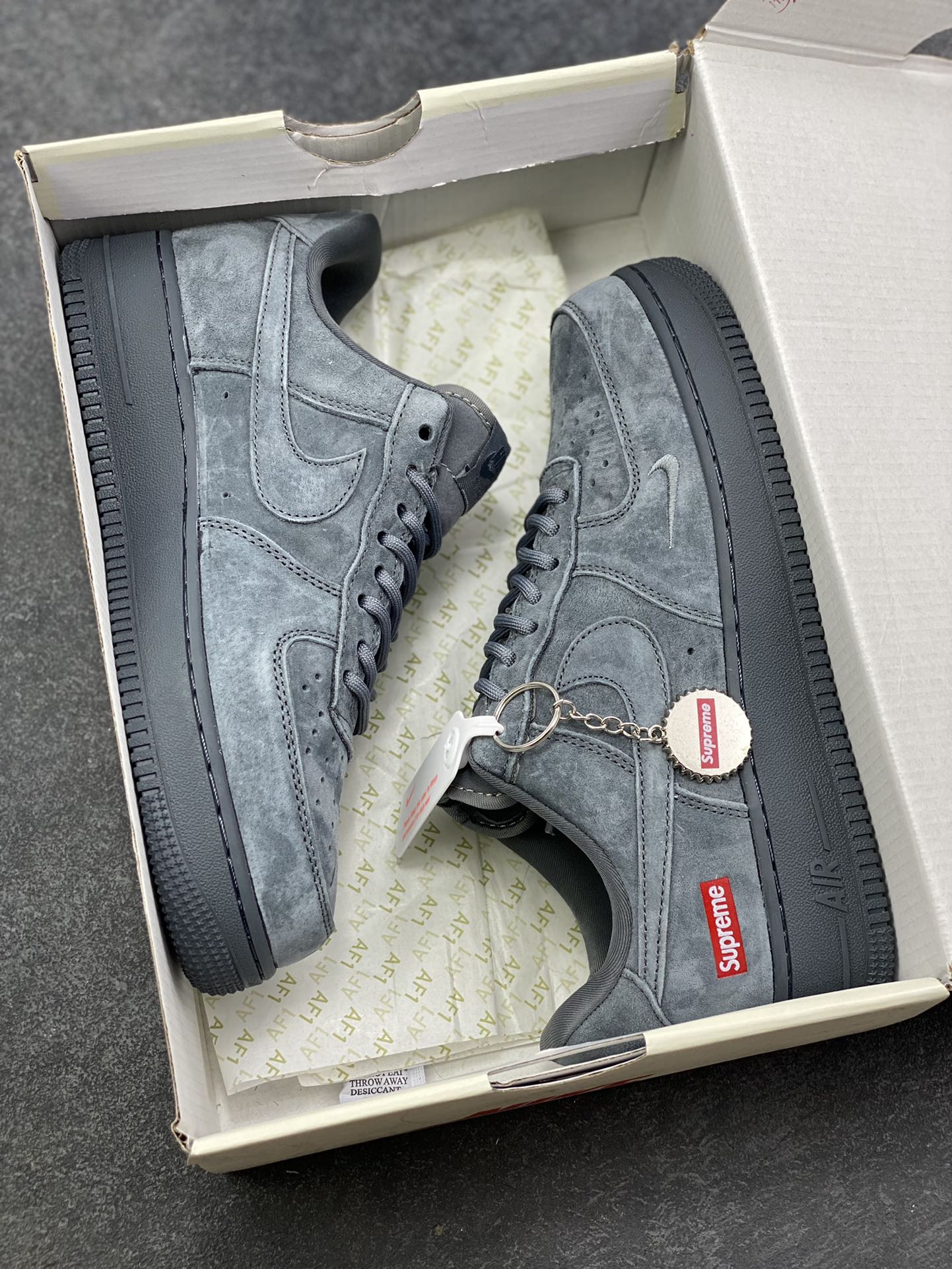 图片[9]-Nike Air Force 1 ‘07 Low “Supreme联名——全猪八”空军一号 高端定制 低帮 运动鞋 休闲鞋 折边针车 工艺难度大 原楦头原纸板 原装鞋盒 定制五金配件 内置全掌气垫 原厂鞋底 货号：DF0188-115 尺码：36 36.5 37.5 38 38.5 39 40 40.5 41 42 42.5 43 44 44.5 45-选品中心