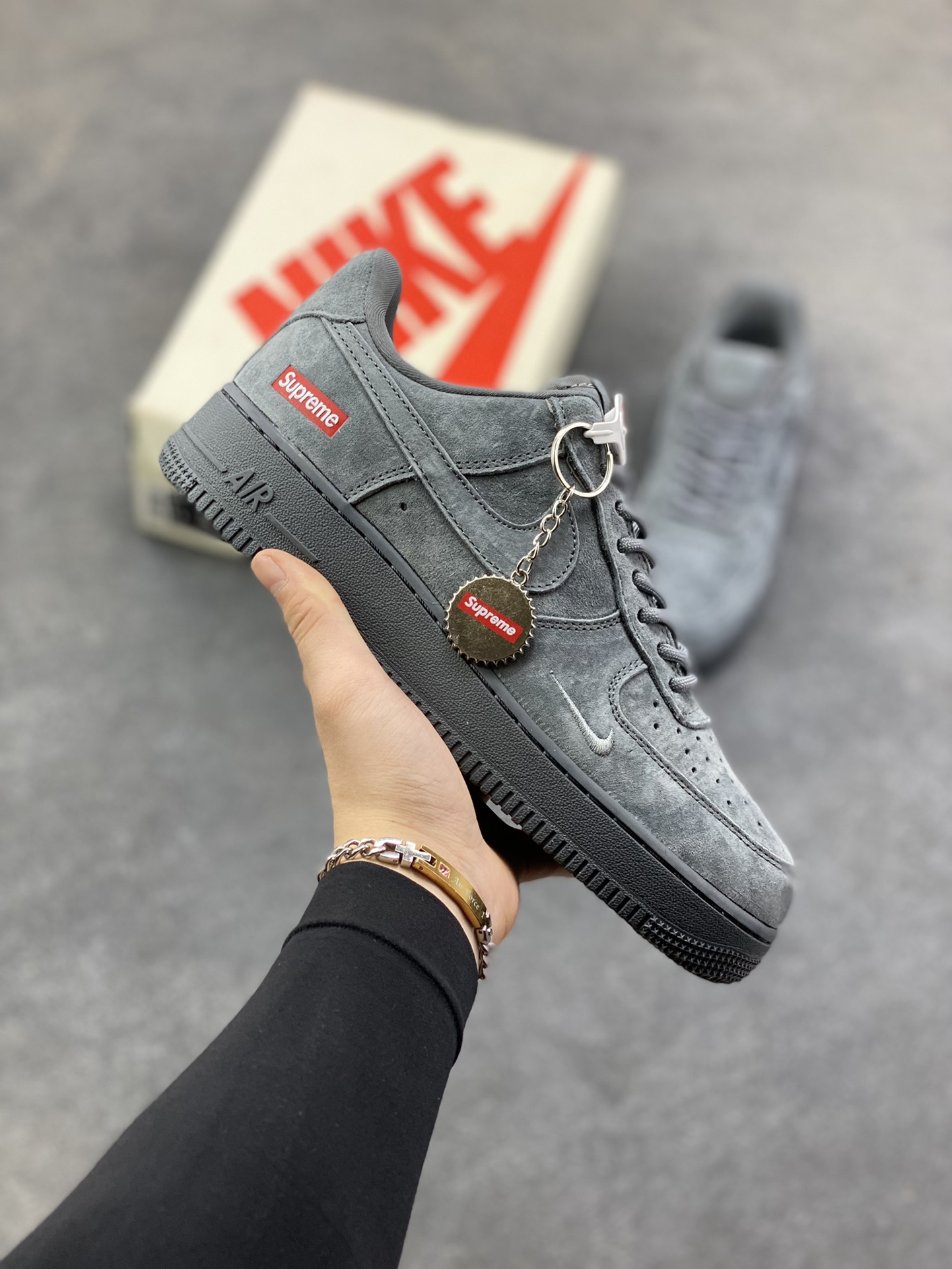 Nike Air Force 1 ‘07 Low “Supreme联名——全猪八”空军一号 高端定制 低帮 运动鞋 休闲鞋 折边针车 工艺难度大 原楦头原纸板 原装鞋盒 定制五金配件 内置全掌气垫 原厂鞋底 货号：DF0188-115 尺码：36 36.5 37.5 38 38.5 39 40 40.5 41 42 42.5 43 44 44.5 45-选品中心