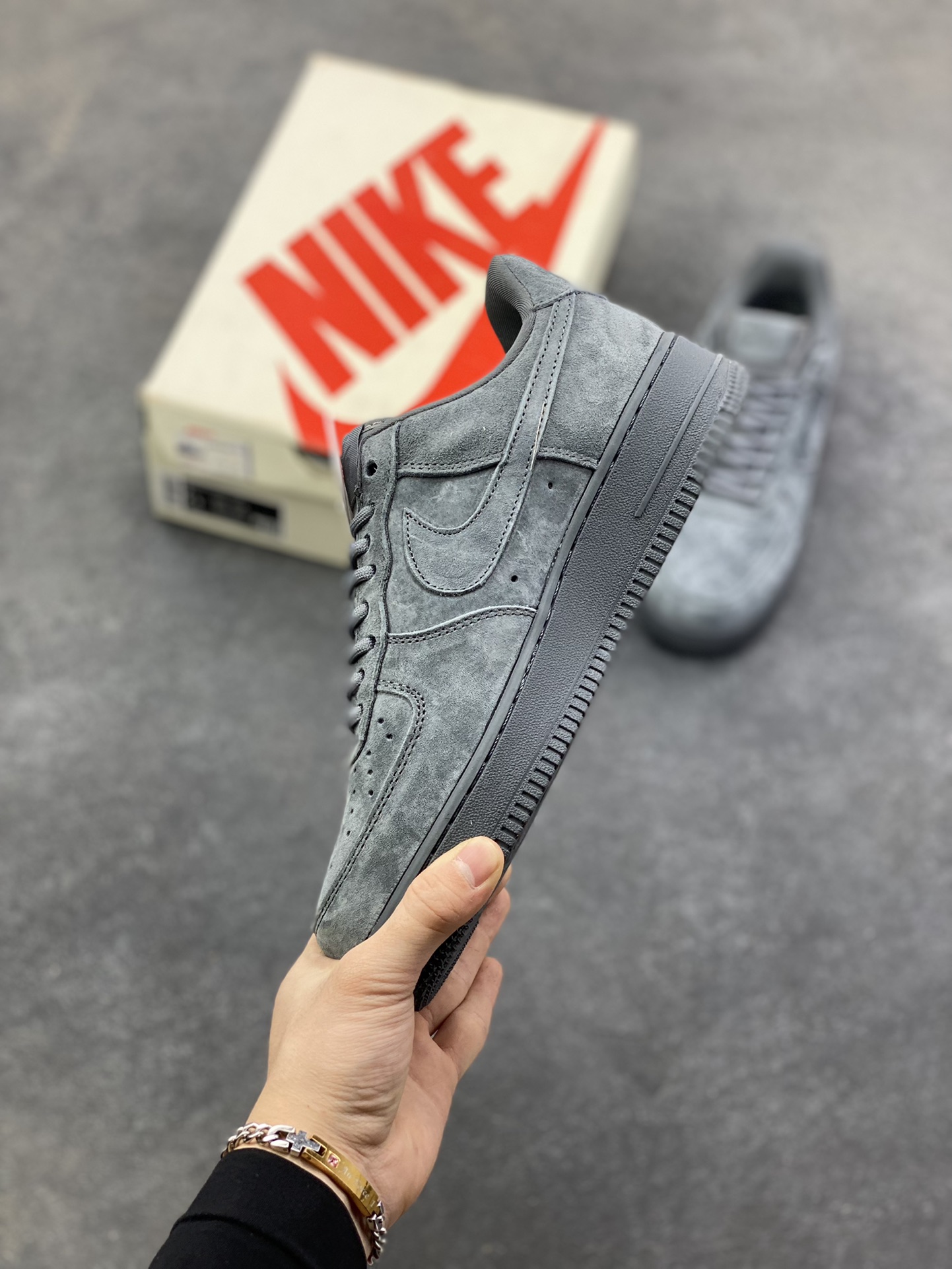 图片[3]-Nike Air Force 1 ‘07 Low “Supreme联名——全猪八”空军一号 高端定制 低帮 运动鞋 休闲鞋 折边针车 工艺难度大 原楦头原纸板 原装鞋盒 定制五金配件 内置全掌气垫 原厂鞋底 货号：DF0188-115 尺码：36 36.5 37.5 38 38.5 39 40 40.5 41 42 42.5 43 44 44.5 45-选品中心