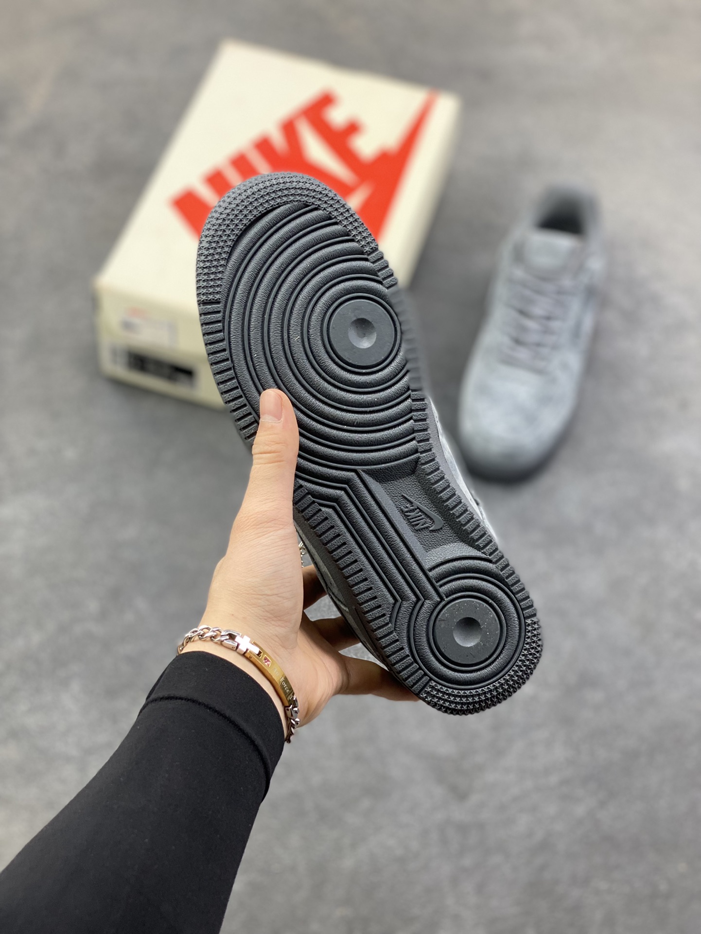 图片[5]-Nike Air Force 1 ‘07 Low “Supreme联名——全猪八”空军一号 高端定制 低帮 运动鞋 休闲鞋 折边针车 工艺难度大 原楦头原纸板 原装鞋盒 定制五金配件 内置全掌气垫 原厂鞋底 货号：DF0188-115 尺码：36 36.5 37.5 38 38.5 39 40 40.5 41 42 42.5 43 44 44.5 45-选品中心