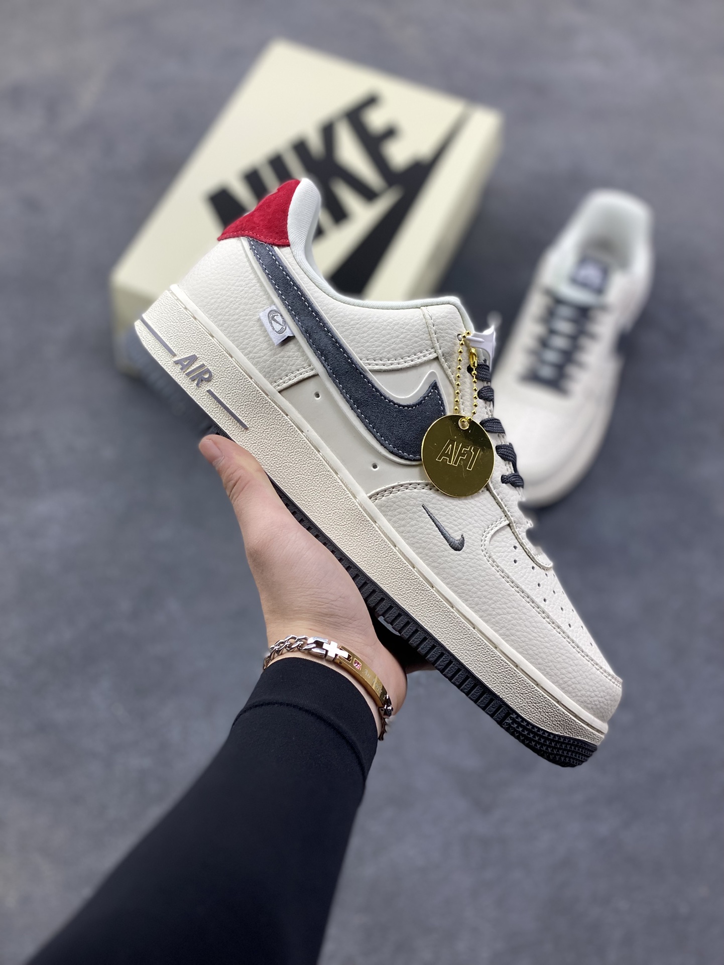 NIke Air Force 1 ‘07 Low “NIKE灰-米灰红猪八革”空军一号 低帮 运动鞋 休闲鞋 折边针车 工艺难度大 原楦头原纸板 原装鞋盒 定制五金配件 内置全掌气垫 原厂鞋底 货号：DD1982-325 尺码：36 36.5 37.5 38 38.5 39 40 40.5 41 42 42.5 43 44 44.5 45-选品中心