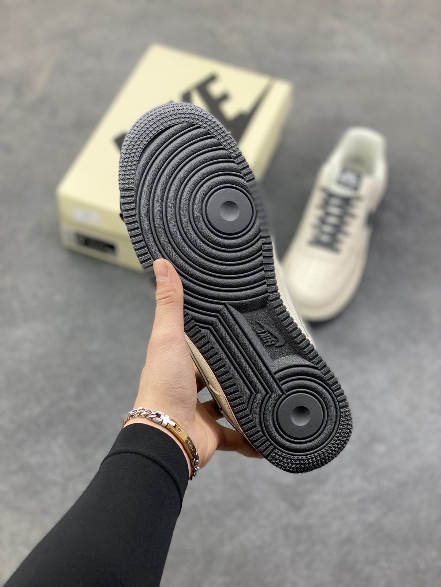 图片[5]-NIke Air Force 1 ‘07 Low “NIKE灰-米灰红猪八革”空军一号 低帮 运动鞋 休闲鞋 折边针车 工艺难度大 原楦头原纸板 原装鞋盒 定制五金配件 内置全掌气垫 原厂鞋底 货号：DD1982-325 尺码：36 36.5 37.5 38 38.5 39 40 40.5 41 42 42.5 43 44 44.5 45-选品中心