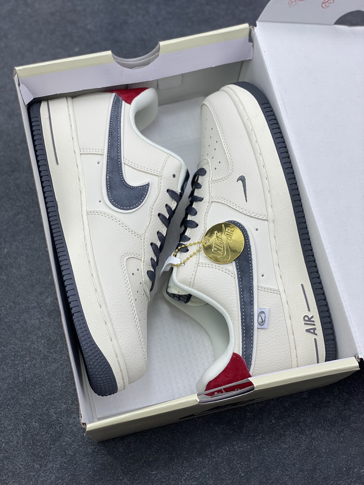 图片[9]-NIke Air Force 1 ‘07 Low “NIKE灰-米灰红猪八革”空军一号 低帮 运动鞋 休闲鞋 折边针车 工艺难度大 原楦头原纸板 原装鞋盒 定制五金配件 内置全掌气垫 原厂鞋底 货号：DD1982-325 尺码：36 36.5 37.5 38 38.5 39 40 40.5 41 42 42.5 43 44 44.5 45-选品中心