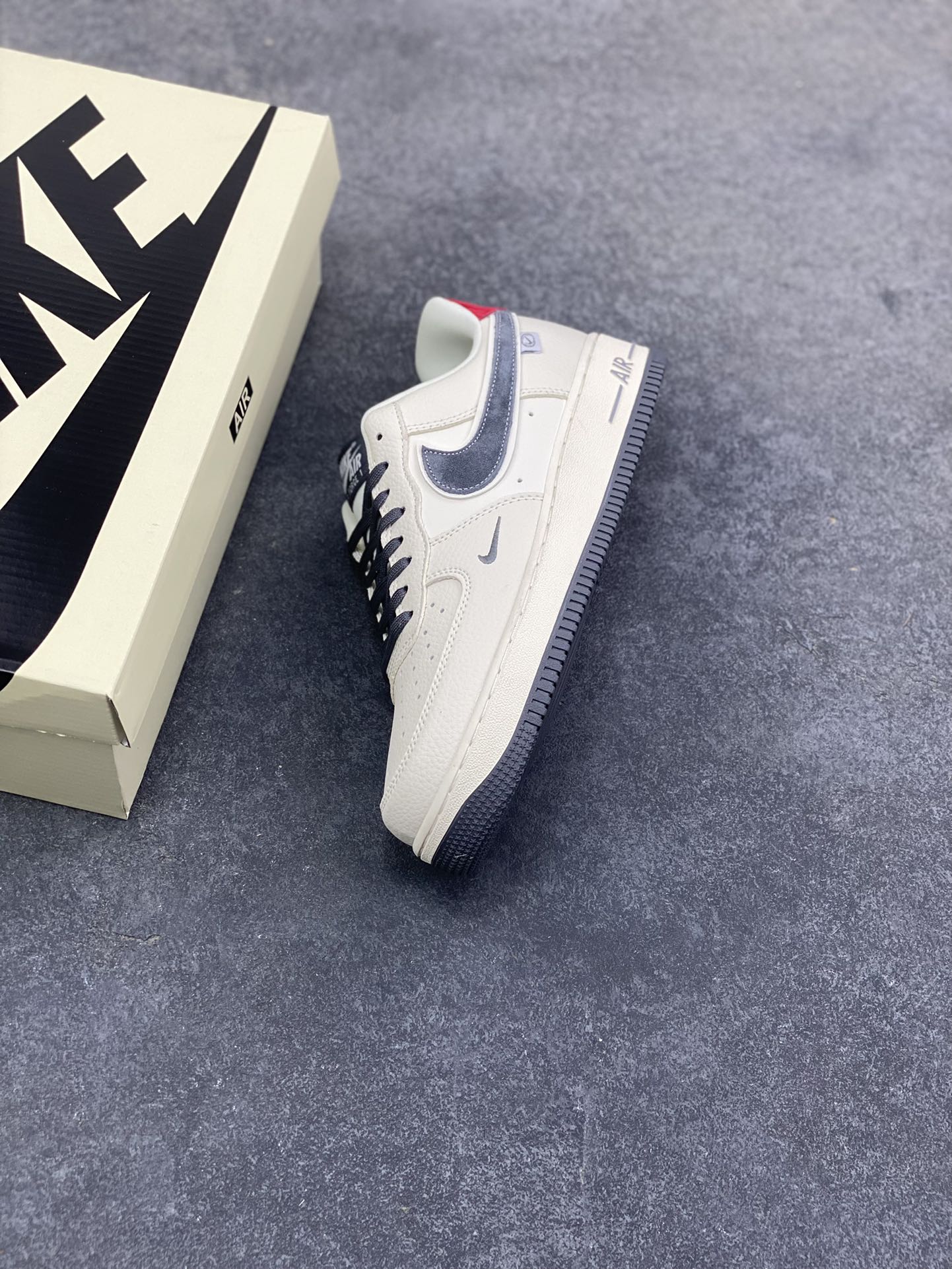 图片[7]-NIke Air Force 1 ‘07 Low “NIKE灰-米灰红猪八革”空军一号 低帮 运动鞋 休闲鞋 折边针车 工艺难度大 原楦头原纸板 原装鞋盒 定制五金配件 内置全掌气垫 原厂鞋底 货号：DD1982-325 尺码：36 36.5 37.5 38 38.5 39 40 40.5 41 42 42.5 43 44 44.5 45-选品中心