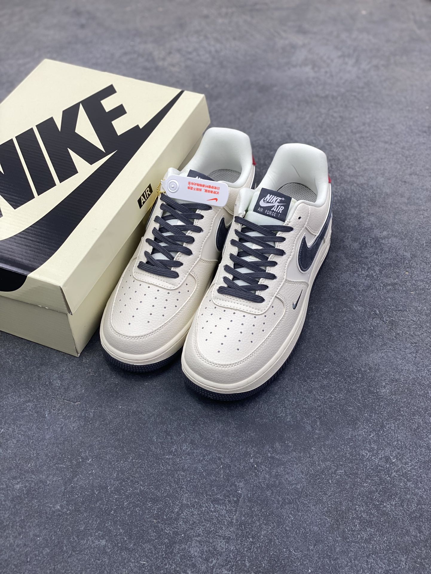 图片[8]-NIke Air Force 1 ‘07 Low “NIKE灰-米灰红猪八革”空军一号 低帮 运动鞋 休闲鞋 折边针车 工艺难度大 原楦头原纸板 原装鞋盒 定制五金配件 内置全掌气垫 原厂鞋底 货号：DD1982-325 尺码：36 36.5 37.5 38 38.5 39 40 40.5 41 42 42.5 43 44 44.5 45-选品中心