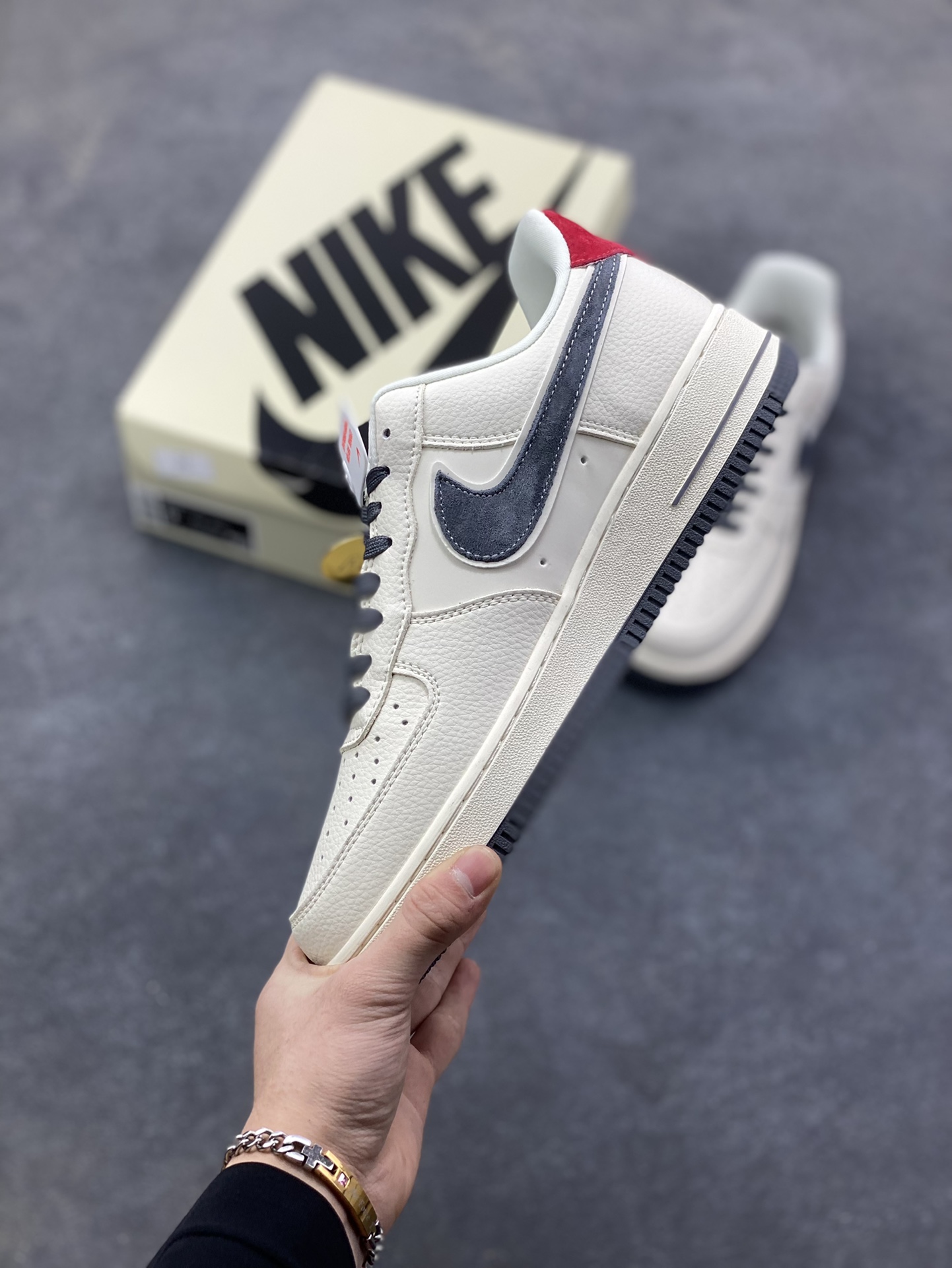 图片[3]-NIke Air Force 1 ‘07 Low “NIKE灰-米灰红猪八革”空军一号 低帮 运动鞋 休闲鞋 折边针车 工艺难度大 原楦头原纸板 原装鞋盒 定制五金配件 内置全掌气垫 原厂鞋底 货号：DD1982-325 尺码：36 36.5 37.5 38 38.5 39 40 40.5 41 42 42.5 43 44 44.5 45-选品中心