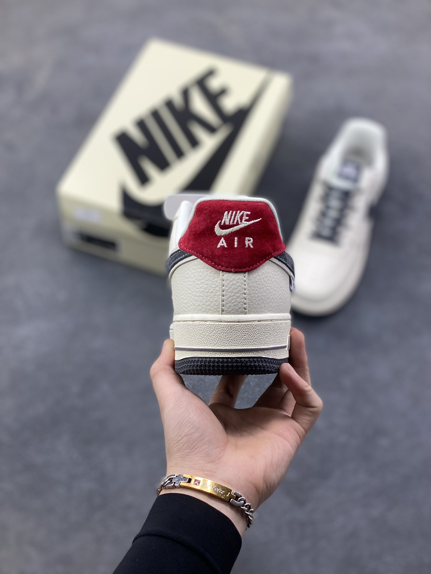图片[4]-NIke Air Force 1 ‘07 Low “NIKE灰-米灰红猪八革”空军一号 低帮 运动鞋 休闲鞋 折边针车 工艺难度大 原楦头原纸板 原装鞋盒 定制五金配件 内置全掌气垫 原厂鞋底 货号：DD1982-325 尺码：36 36.5 37.5 38 38.5 39 40 40.5 41 42 42.5 43 44 44.5 45-选品中心