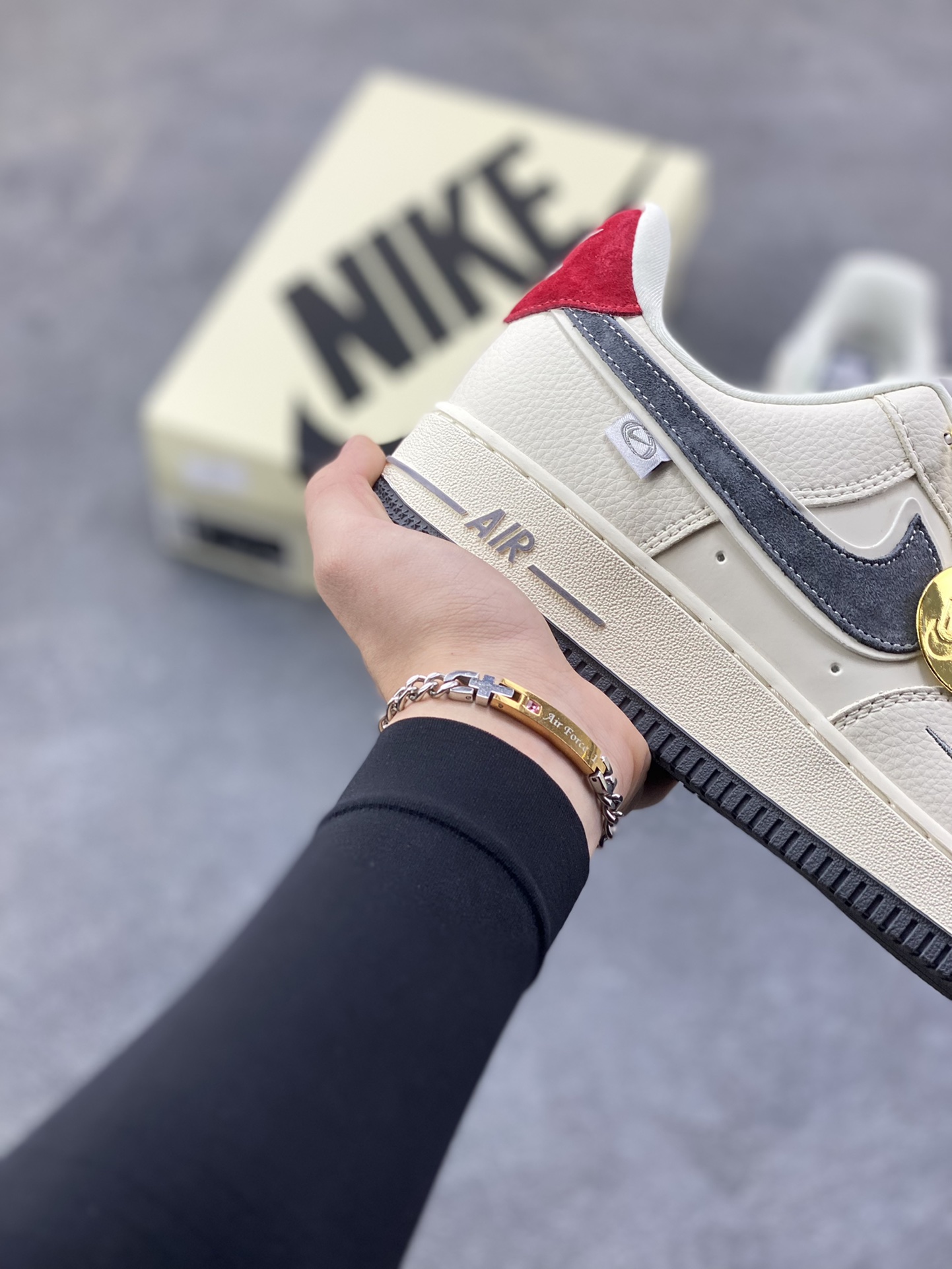 图片[6]-NIke Air Force 1 ‘07 Low “NIKE灰-米灰红猪八革”空军一号 低帮 运动鞋 休闲鞋 折边针车 工艺难度大 原楦头原纸板 原装鞋盒 定制五金配件 内置全掌气垫 原厂鞋底 货号：DD1982-325 尺码：36 36.5 37.5 38 38.5 39 40 40.5 41 42 42.5 43 44 44.5 45-选品中心