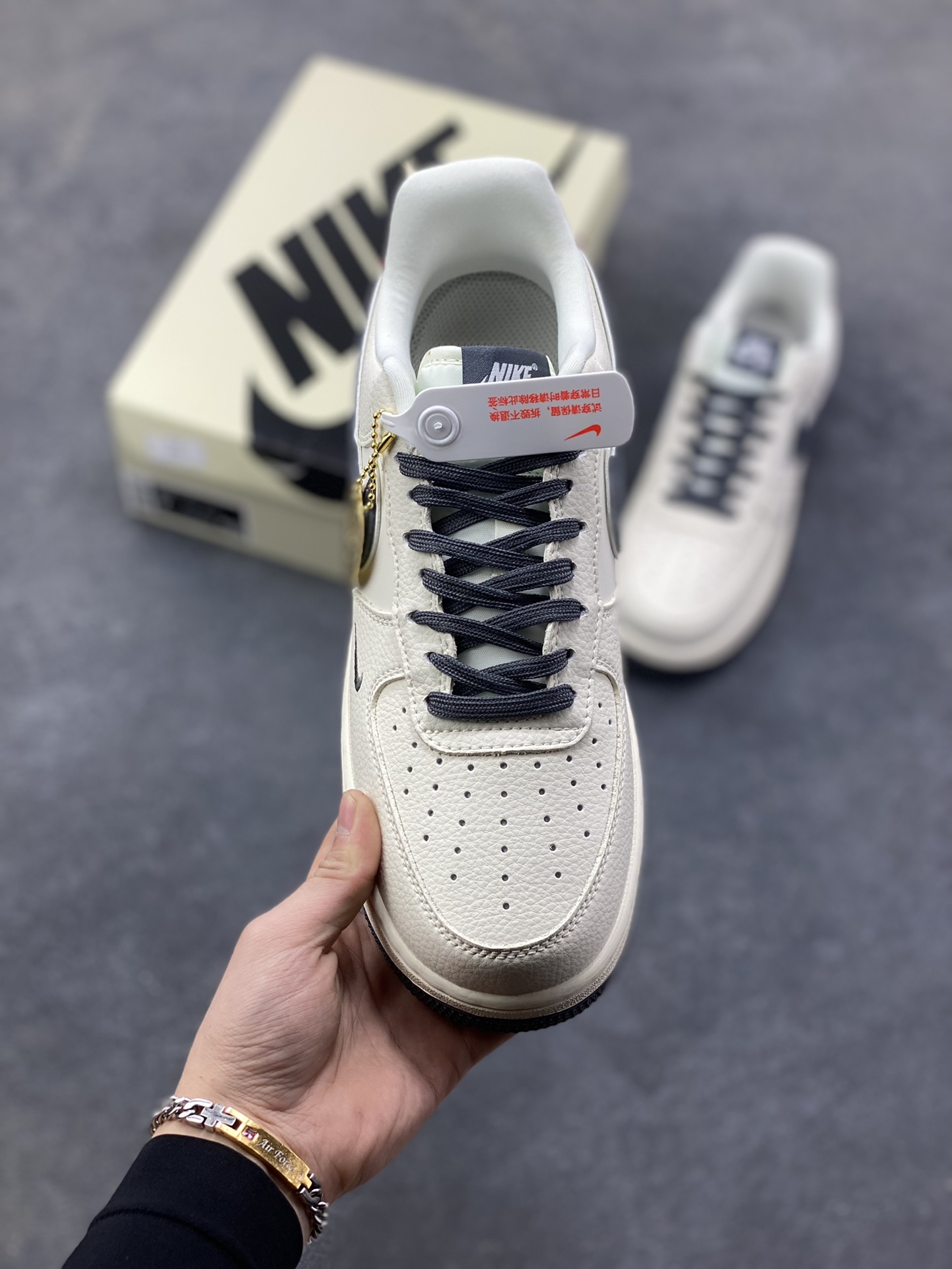 图片[2]-NIke Air Force 1 ‘07 Low “NIKE灰-米灰红猪八革”空军一号 低帮 运动鞋 休闲鞋 折边针车 工艺难度大 原楦头原纸板 原装鞋盒 定制五金配件 内置全掌气垫 原厂鞋底 货号：DD1982-325 尺码：36 36.5 37.5 38 38.5 39 40 40.5 41 42 42.5 43 44 44.5 45-选品中心