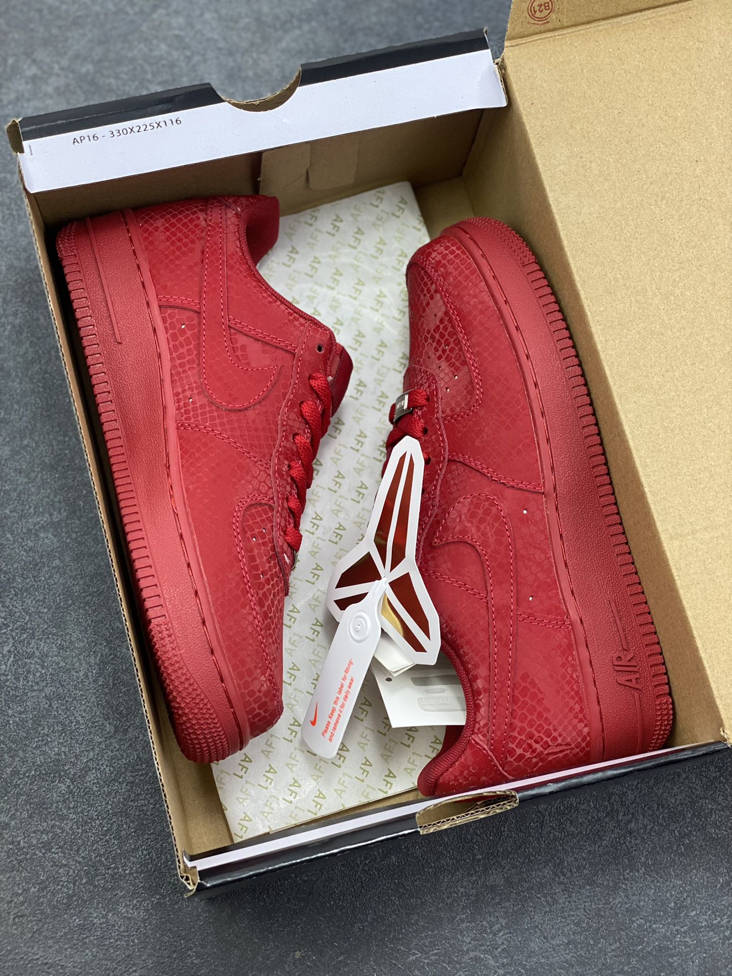 图片[9]-Nike Air Force 1 Low “Kobe Bryant”全红蛇纹科比限定 空军一号低帮休闲板鞋 原楦头原纸板 打造纯正空军版型#专注外贸渠道 全掌内置蜂窝气垫 #原盒配件 原厂中底钢印、拉帮完美 货号：IB0018-004 尺码：36 36.5 37.5 38 38.5 39 40 40.5 41 42 42.5 43 44 44.5 45-选品中心