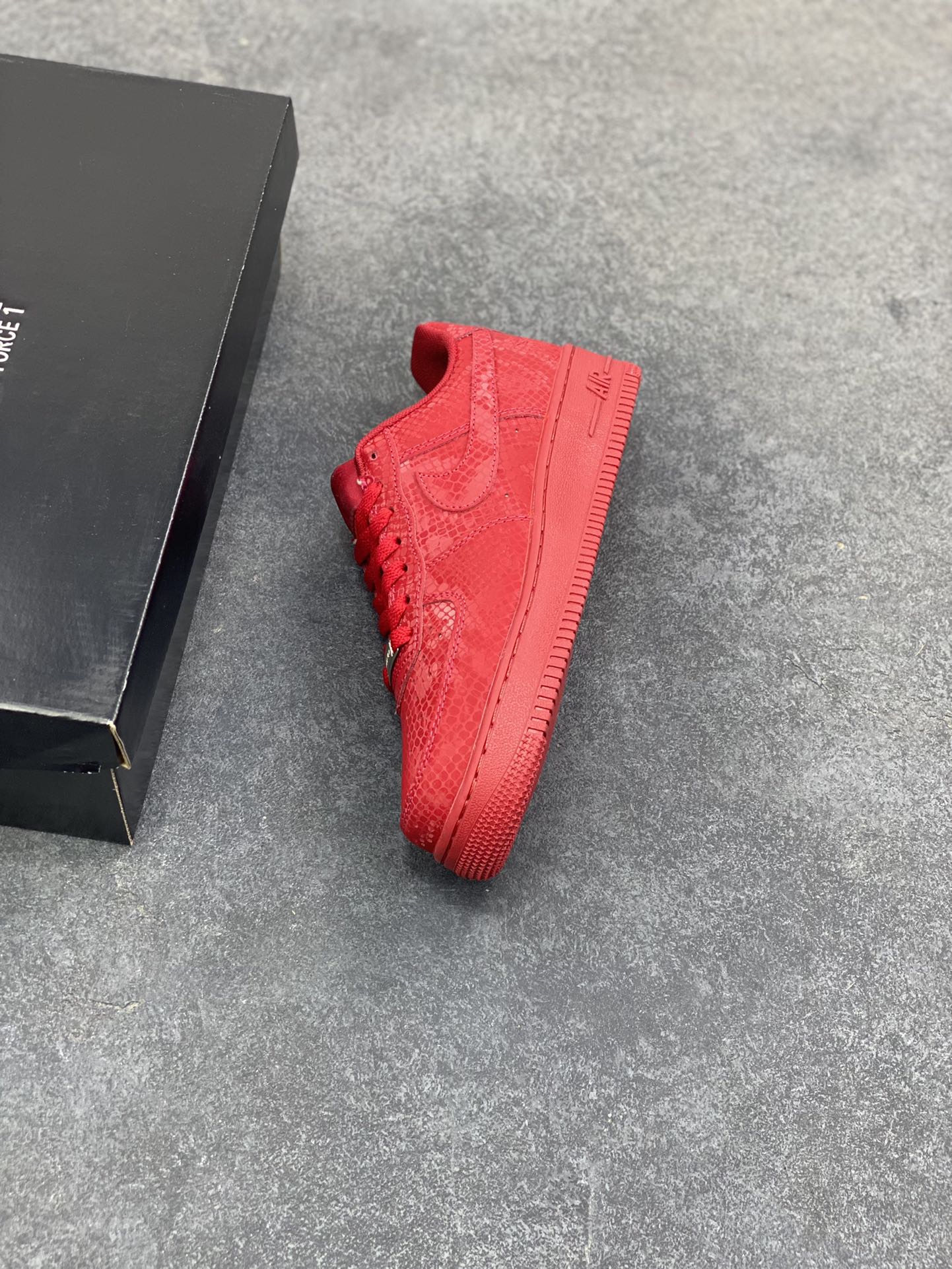 图片[7]-Nike Air Force 1 Low “Kobe Bryant”全红蛇纹科比限定 空军一号低帮休闲板鞋 原楦头原纸板 打造纯正空军版型#专注外贸渠道 全掌内置蜂窝气垫 #原盒配件 原厂中底钢印、拉帮完美 货号：IB0018-004 尺码：36 36.5 37.5 38 38.5 39 40 40.5 41 42 42.5 43 44 44.5 45-选品中心