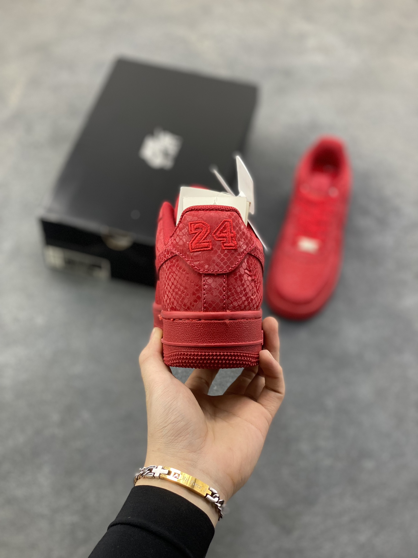 图片[4]-Nike Air Force 1 Low “Kobe Bryant”全红蛇纹科比限定 空军一号低帮休闲板鞋 原楦头原纸板 打造纯正空军版型#专注外贸渠道 全掌内置蜂窝气垫 #原盒配件 原厂中底钢印、拉帮完美 货号：IB0018-004 尺码：36 36.5 37.5 38 38.5 39 40 40.5 41 42 42.5 43 44 44.5 45-选品中心