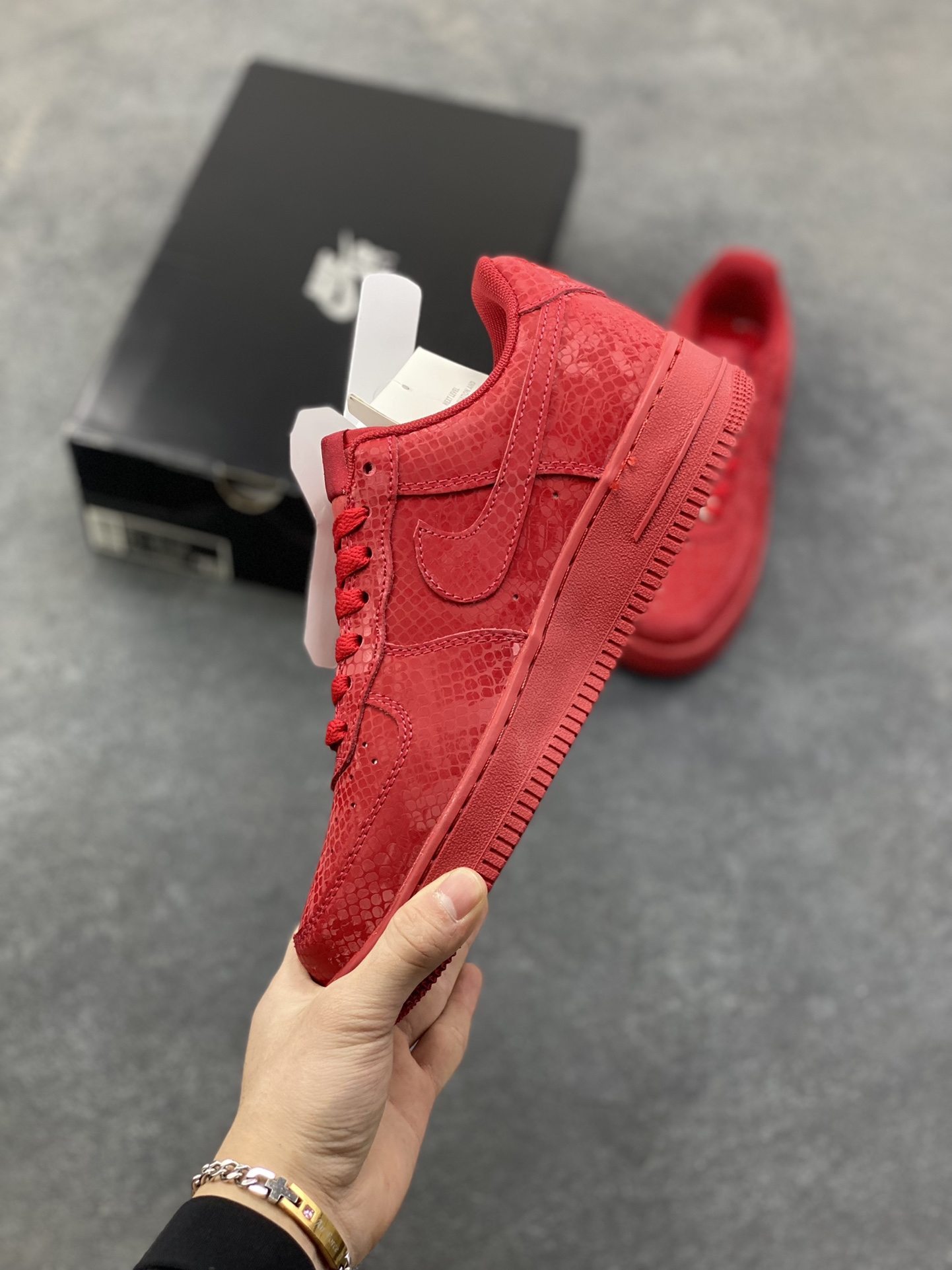 图片[3]-Nike Air Force 1 Low “Kobe Bryant”全红蛇纹科比限定 空军一号低帮休闲板鞋 原楦头原纸板 打造纯正空军版型#专注外贸渠道 全掌内置蜂窝气垫 #原盒配件 原厂中底钢印、拉帮完美 货号：IB0018-004 尺码：36 36.5 37.5 38 38.5 39 40 40.5 41 42 42.5 43 44 44.5 45-选品中心