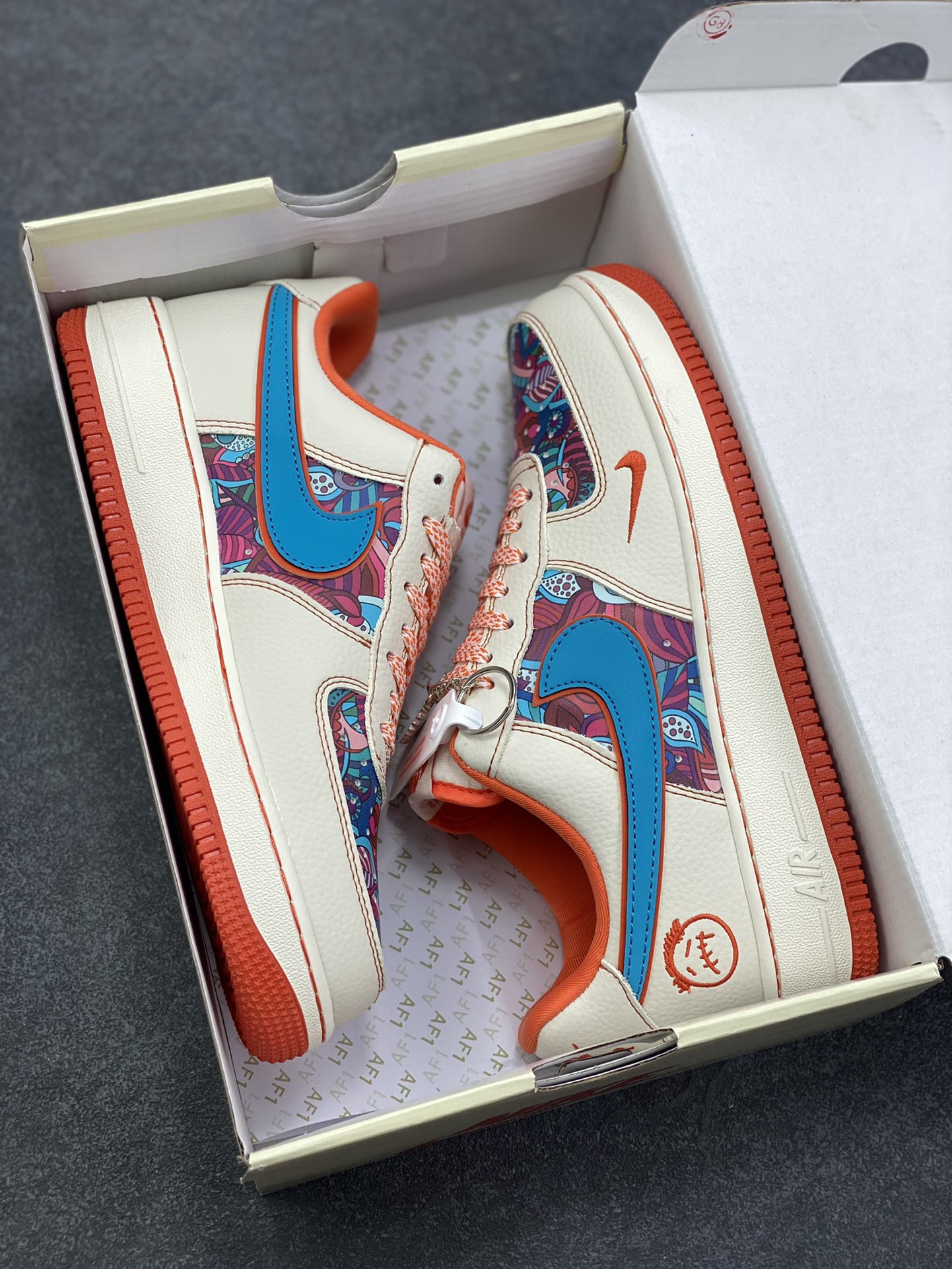 图片[9]-NIke Air Force 1 ‘07 Low “花橙鬼脸”空军一号 低帮 运动鞋 休闲鞋 折边针车 工艺难度大 原楦头原纸板 原装鞋盒 定制五金配件 内置全掌气垫 原厂鞋底 货号：XL1979-125 尺码：36 36.5 37.5 38 38.5 39 40 40.5 41 42 42.5 43 44 44.5 45-选品中心